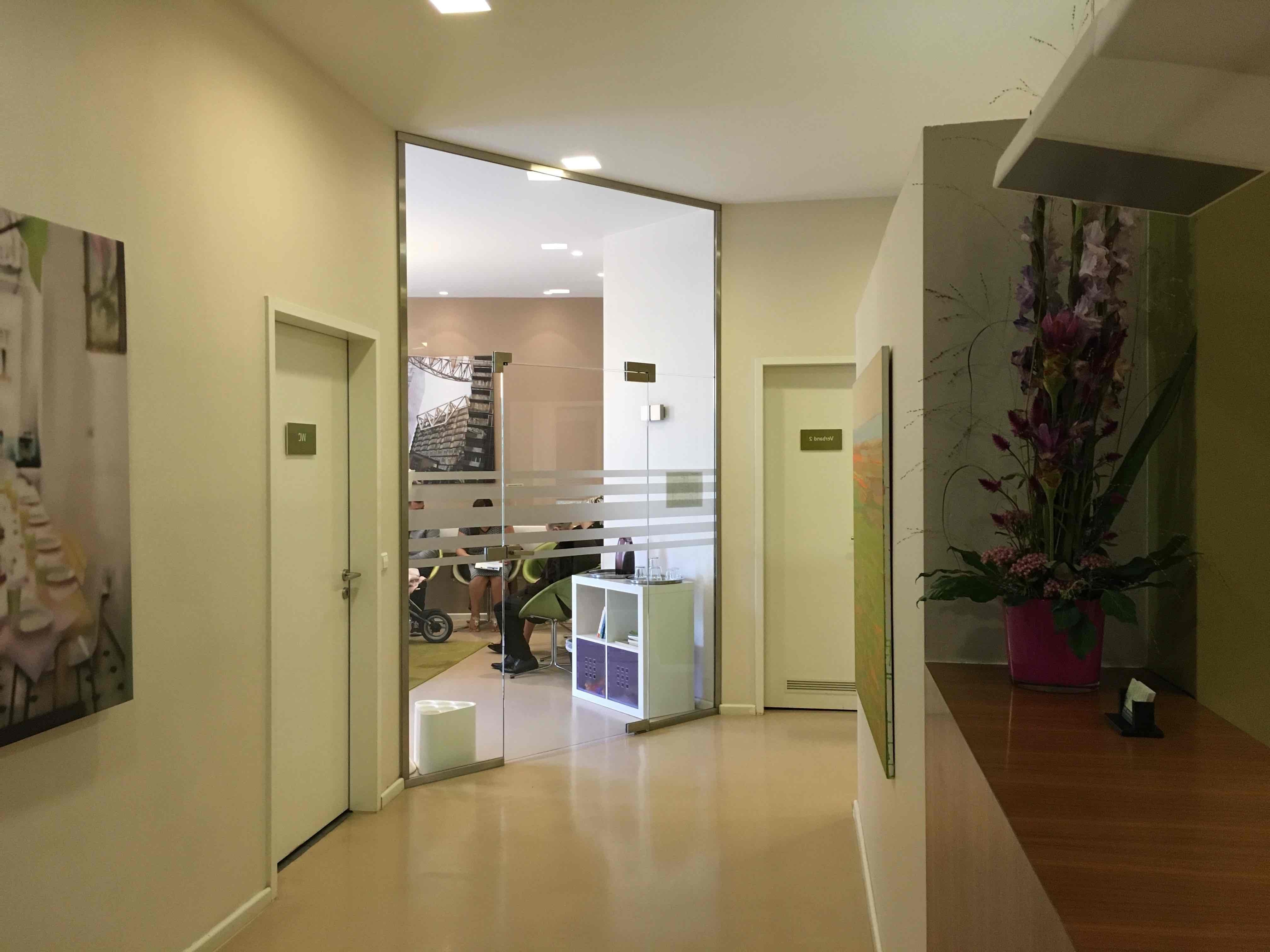 Moderner Praxisflur mit Wartebereich als Erfolgsfaktor für Praxisabgabe und Praxisverkauf