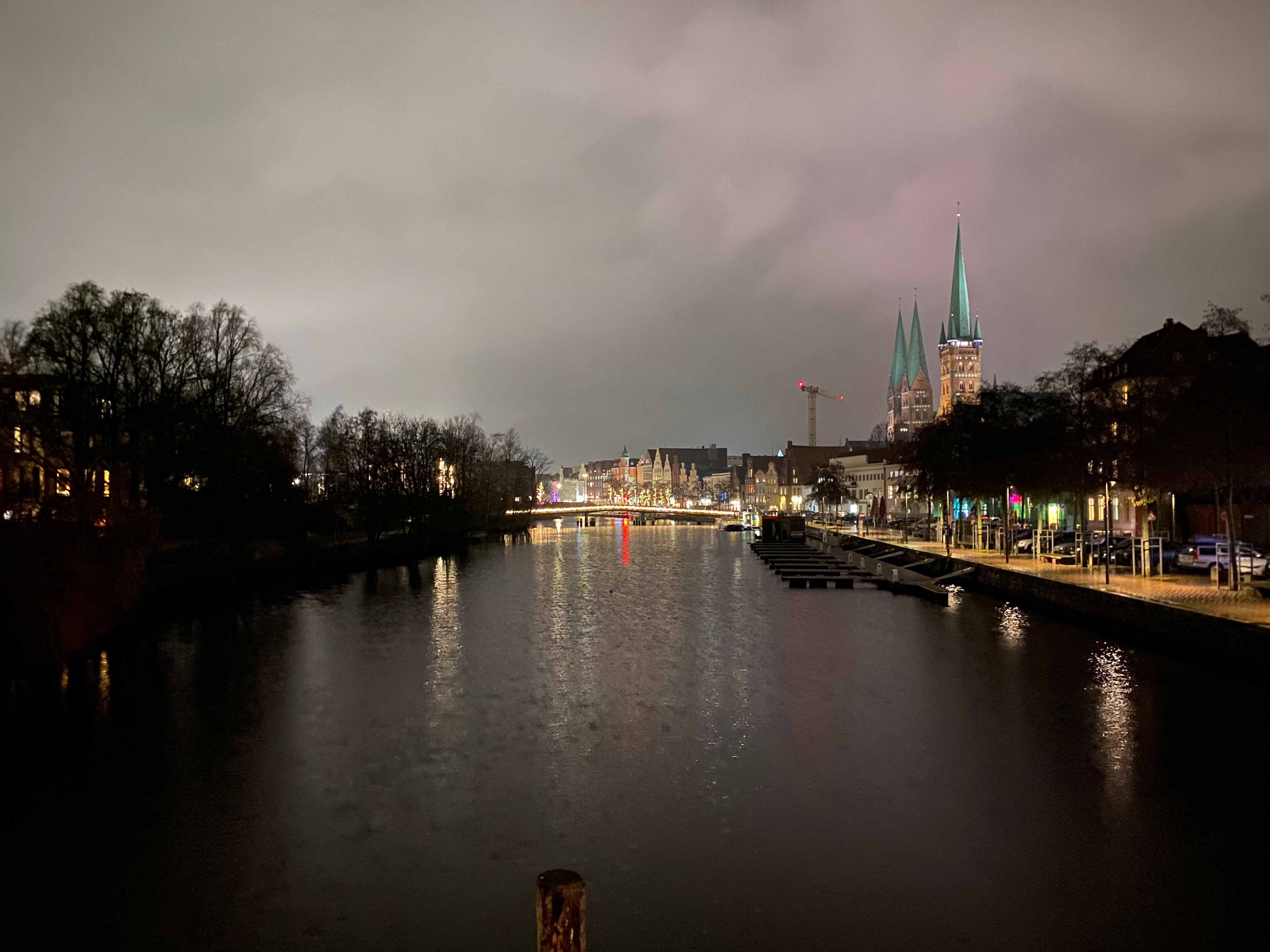 Städtischer Praxisstandort bei Nacht – Geomarketing für Ärzte zur Analyse von Einzugsgebieten und Standortfaktoren