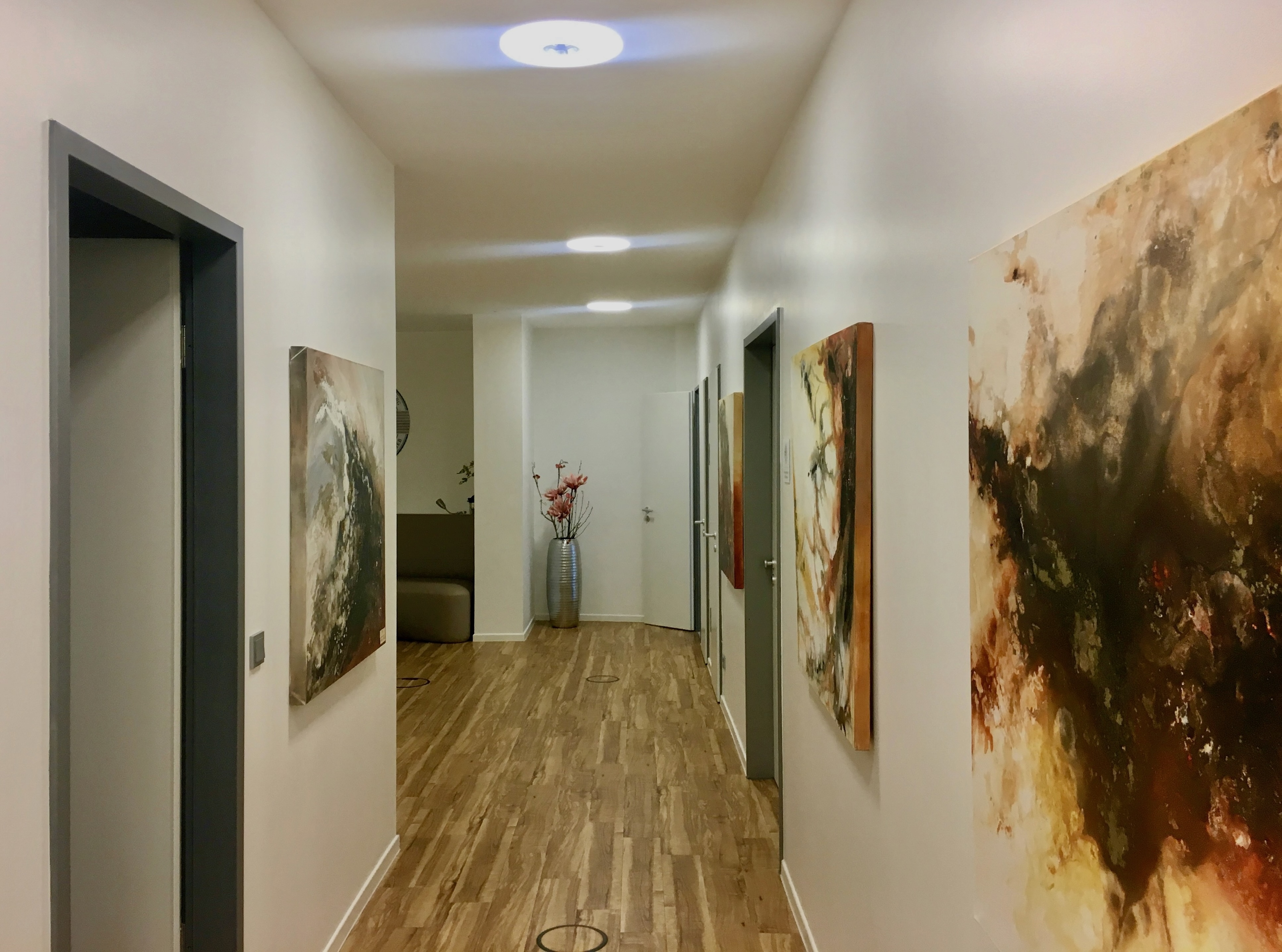 Flur und Behandlungsräume einer modernen Arztpraxis als Beispiel für ein Praxisabgabe Inserat