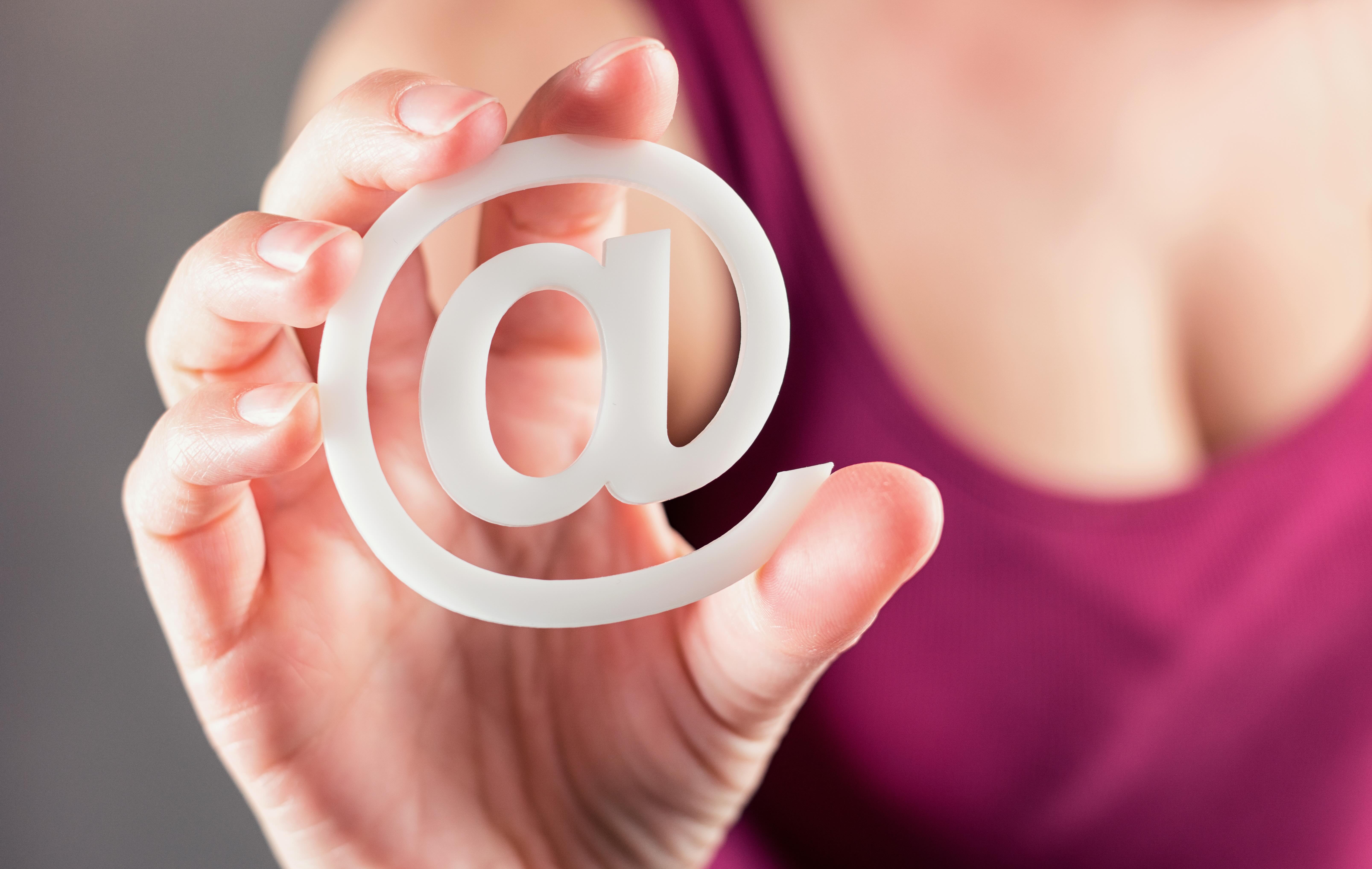 Symbolbild zur Vertraulichkeitsvereinbarung bei der Praxisübergabe einer Arztpraxis mit geschützter Kontakt- und E-Mail-Kommunikation