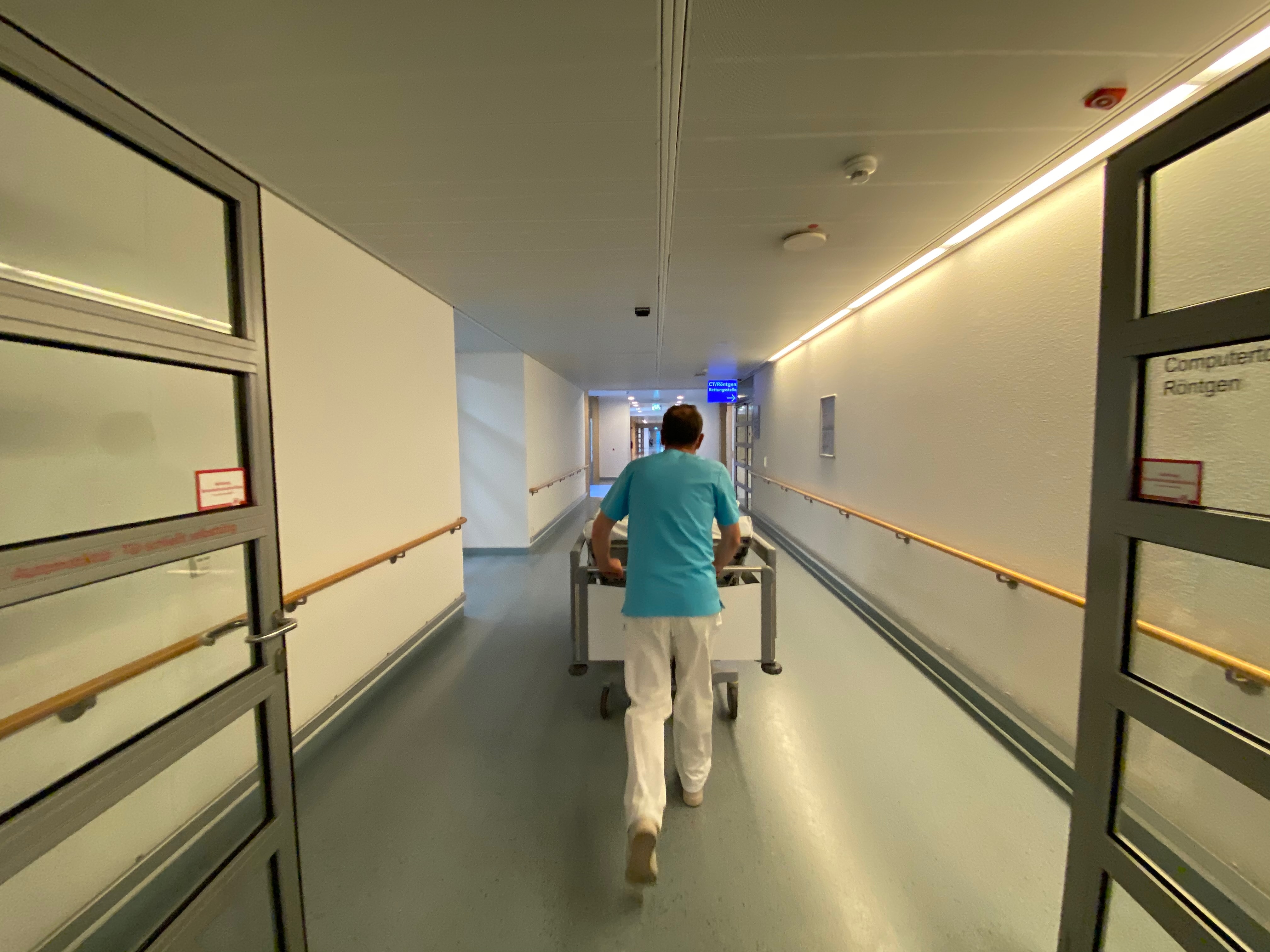 Arzt im Krankenhausflur - Ärztestelle im Krankenhaus und in der Klinik