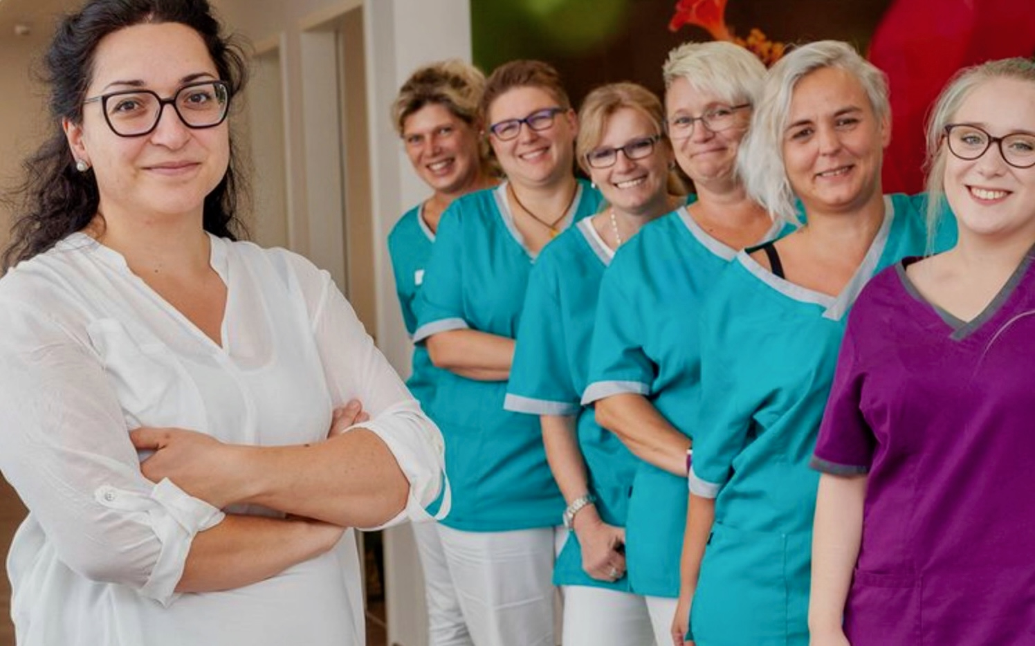 Gruppenfoto einer Ärztin mit medizinischem Fachpersonal in einer Arztpraxis - passende Ärztestellen in der ambulanten Versorgung