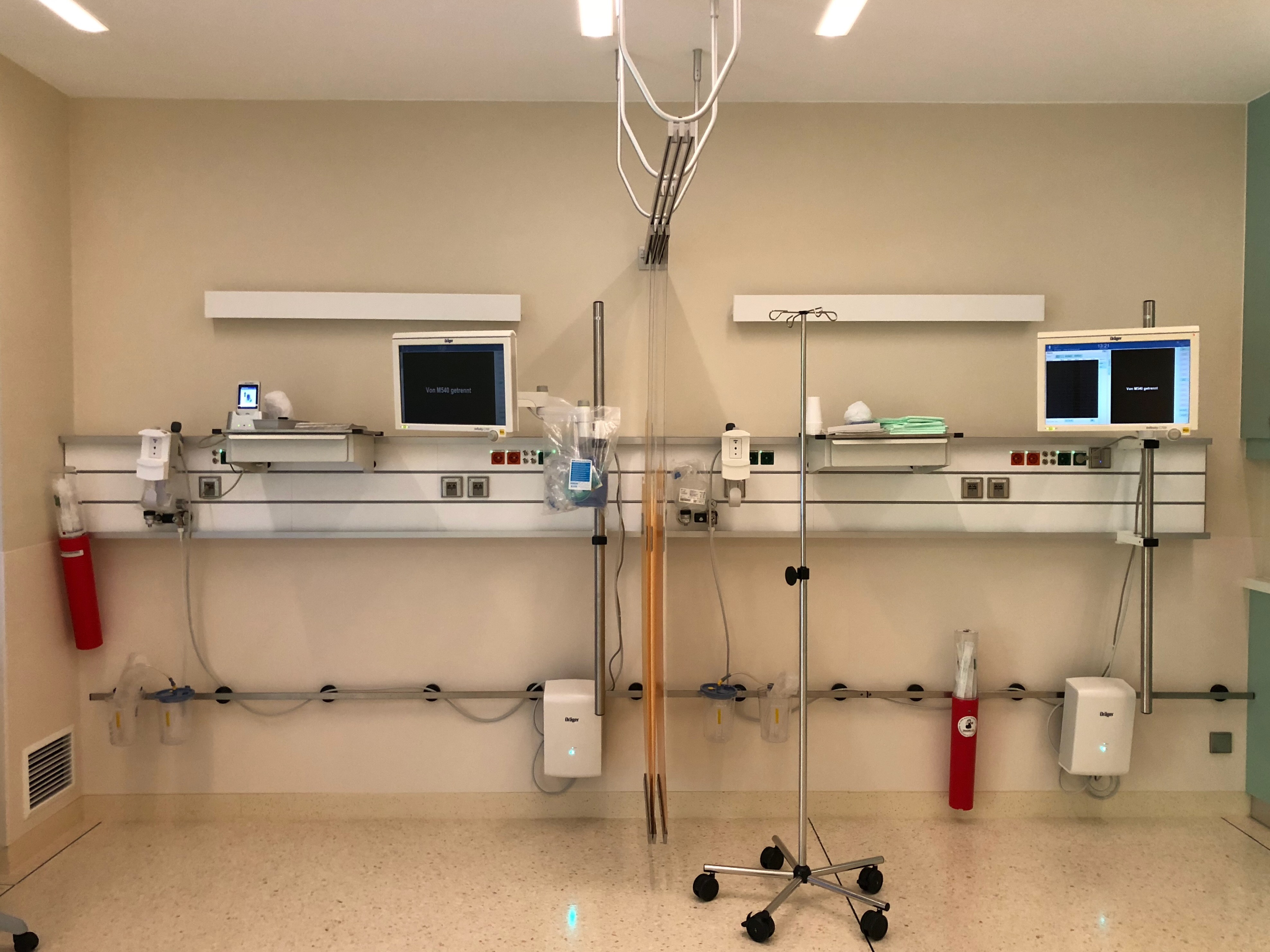 Moderner Behandlungsraum im Krankenhaus - Ärztestellen im Krankenhaus und in der Klinik