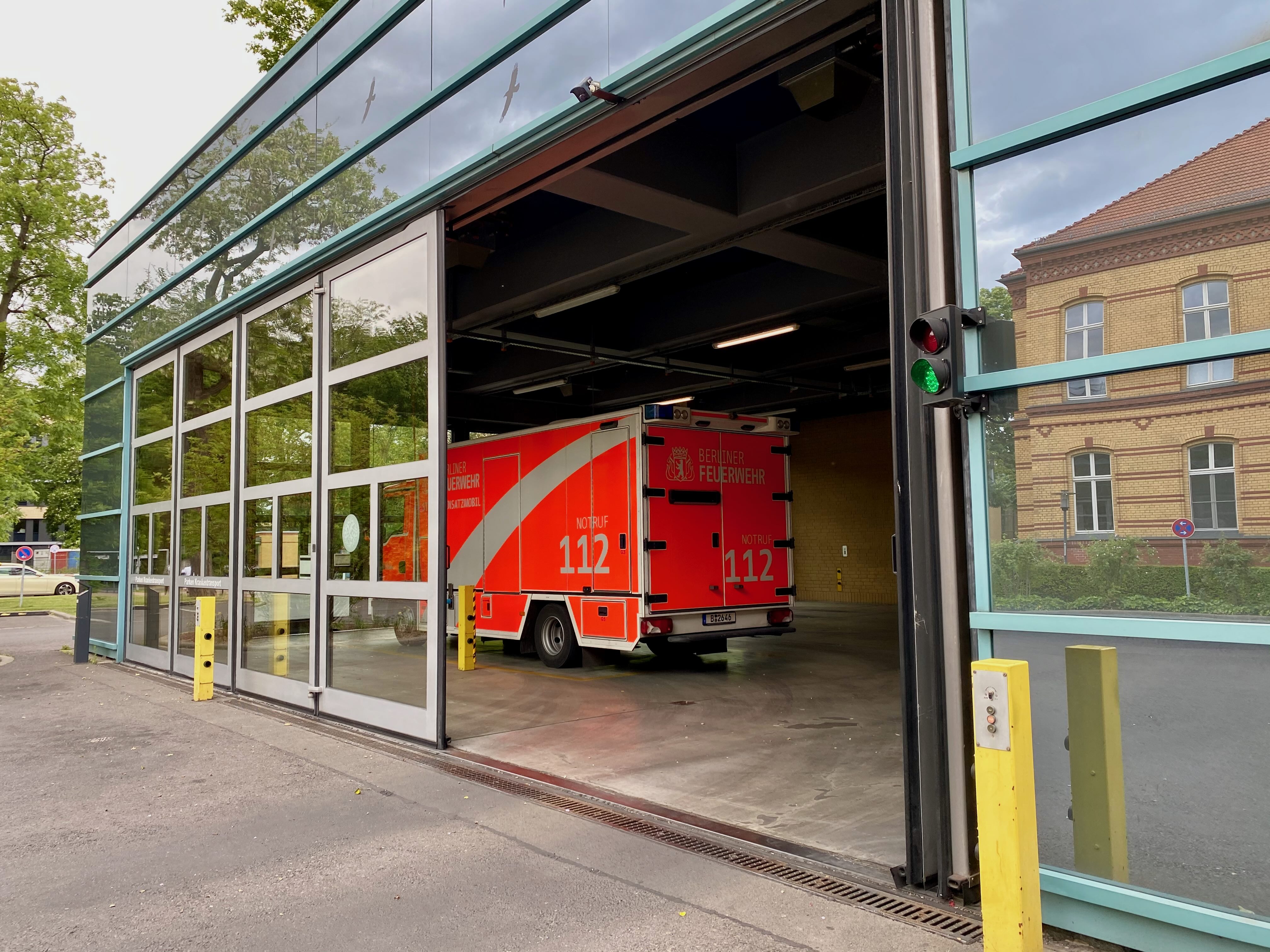 Rettungsfahrzeug vor einer Klinik - Ärztestellen im Krankenhaus und in der Notaufnahme