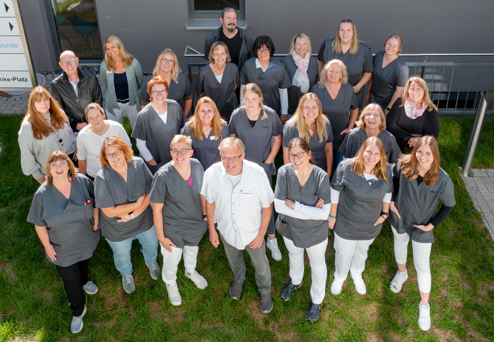 Gruppenbild eines großen medizinischen Praxisteams auf dem Praxisgelände - Ärztestellen in der ambulanten Versorgung