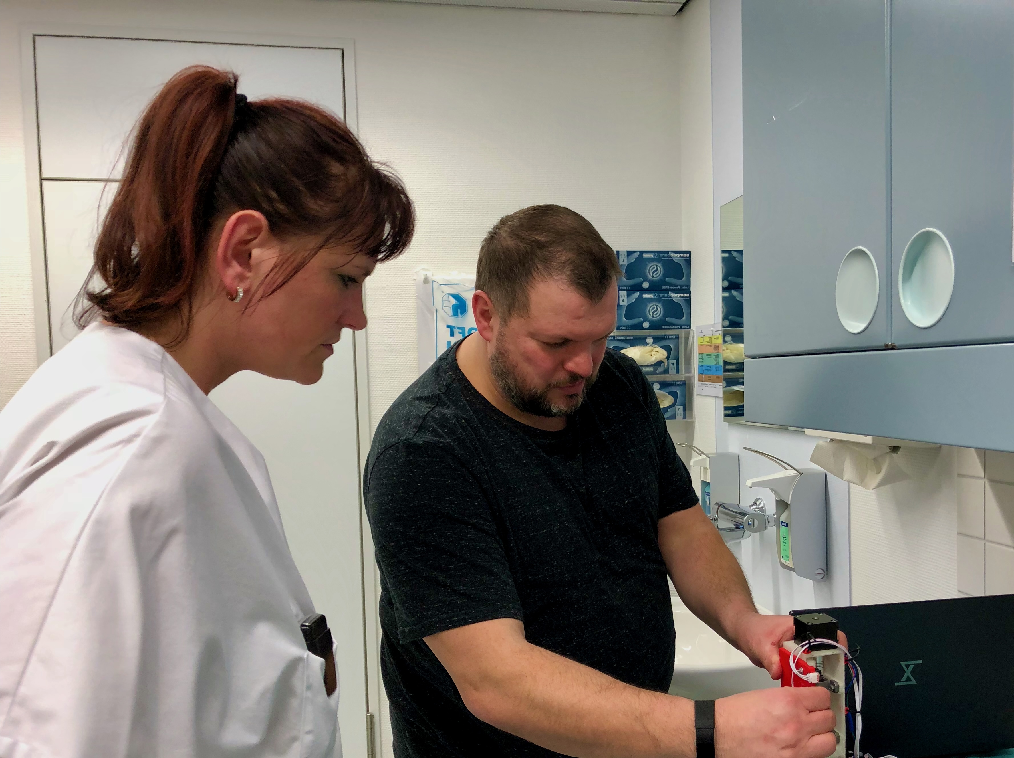 Arzt sucht Anstellung in einer niedergelassenen Arztpraxis während einer Untersuchung