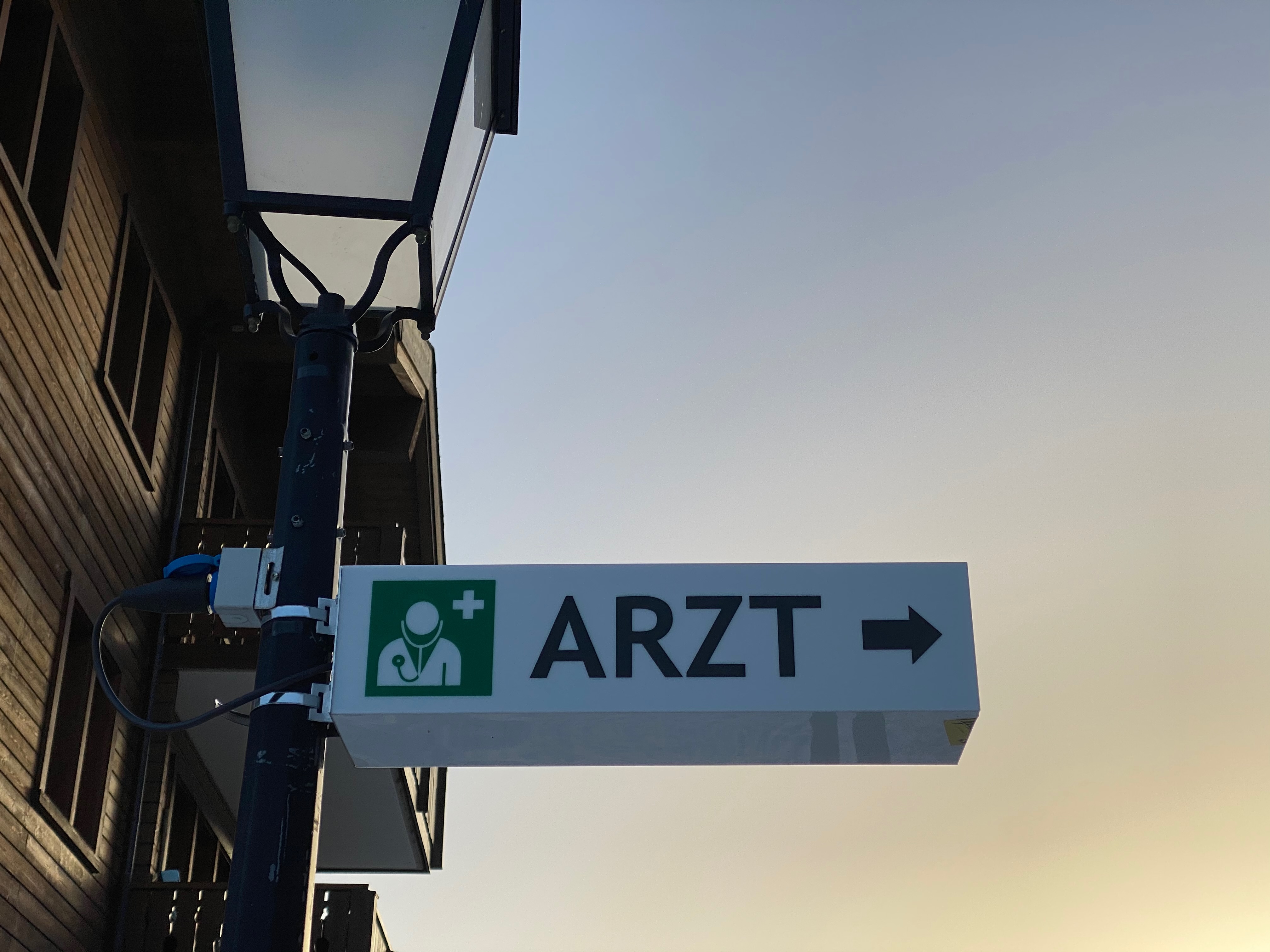 Arzt-Schild mit Wegweiser zu einer Arztpraxis in der ambulanten Versorgung