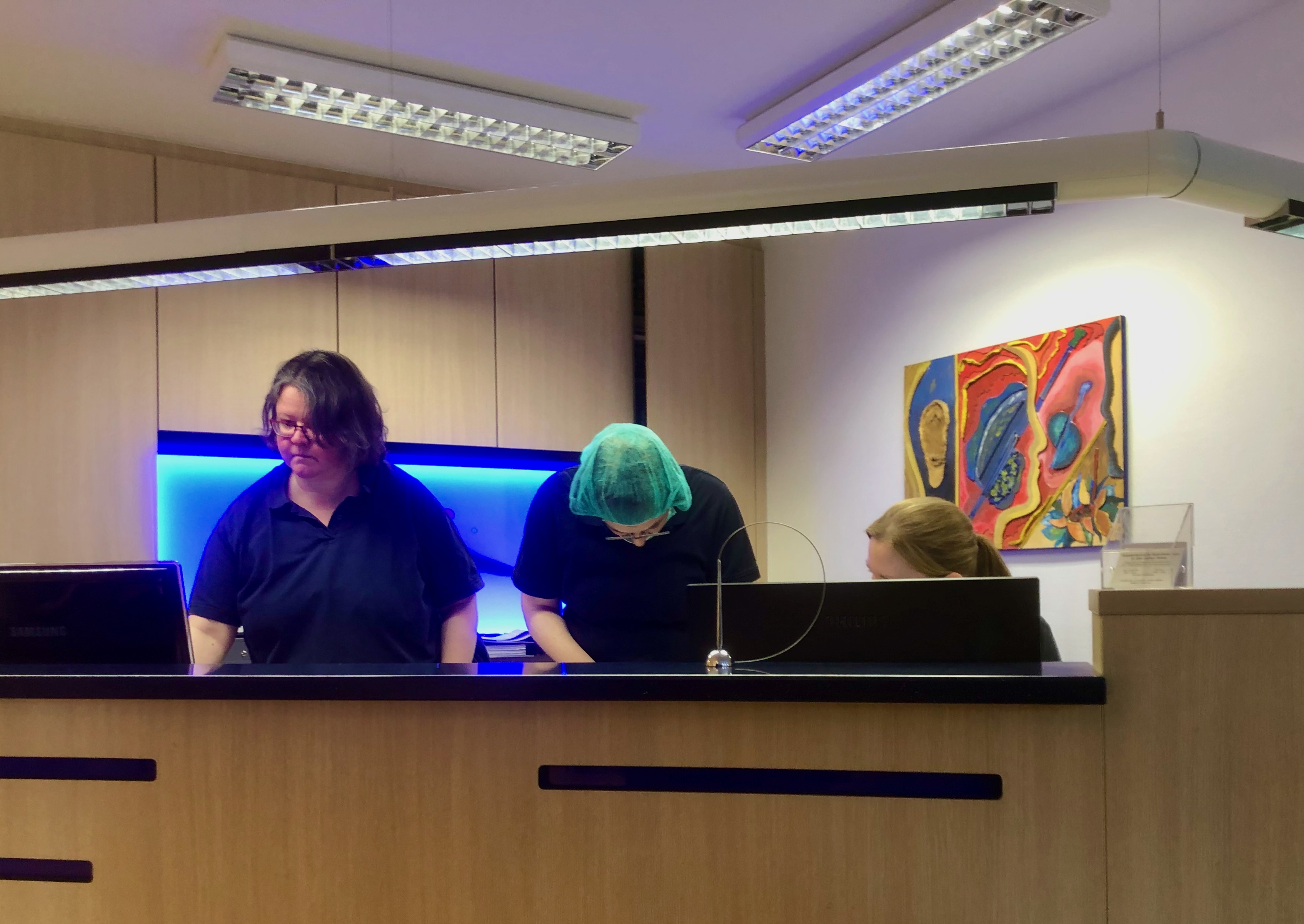 Mitarbeiterinnen am Empfang einer Arztpraxis in der ambulanten Versorgung