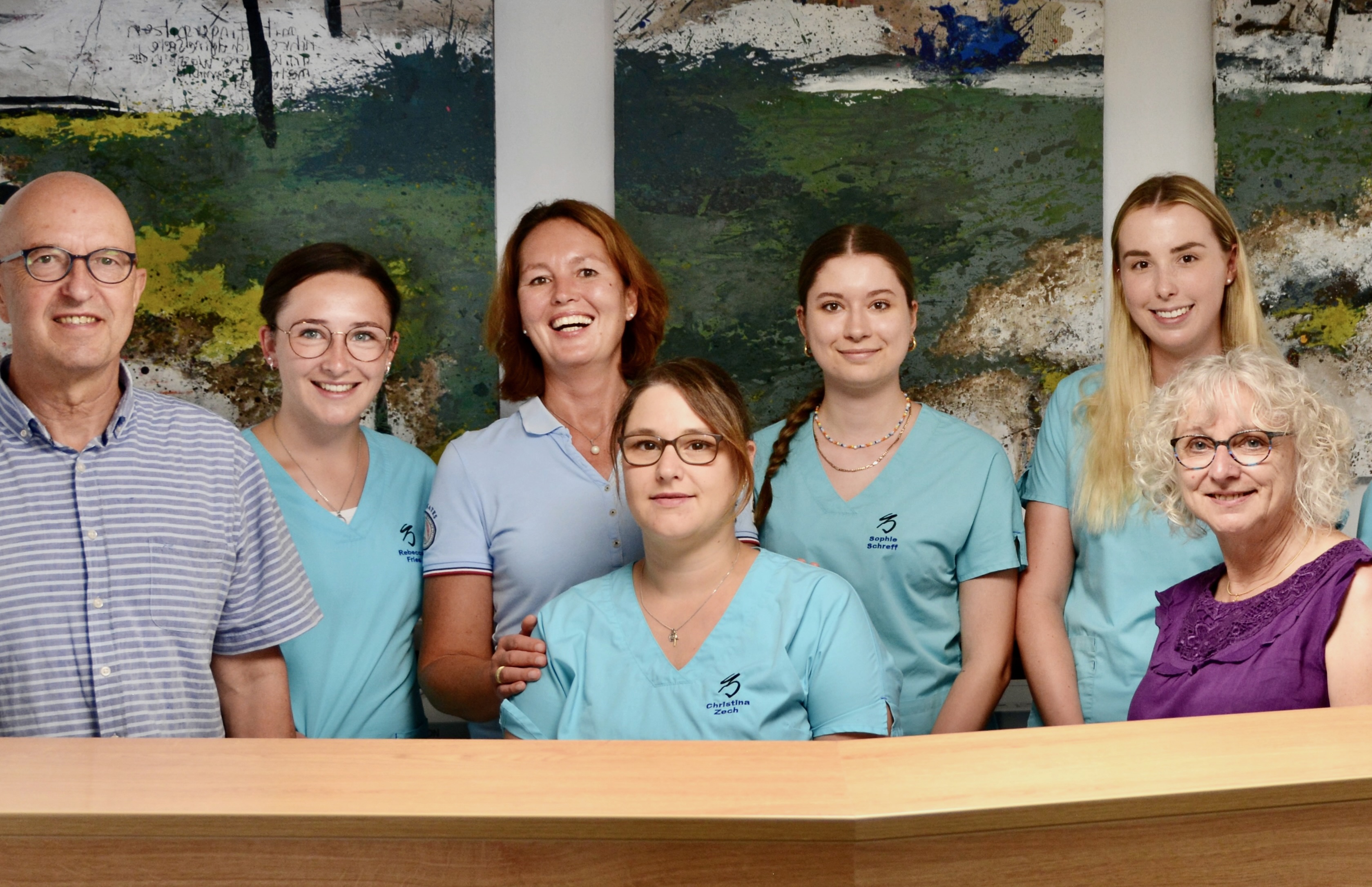 Team einer Arztpraxis am Empfang während einer Praxisvertretung