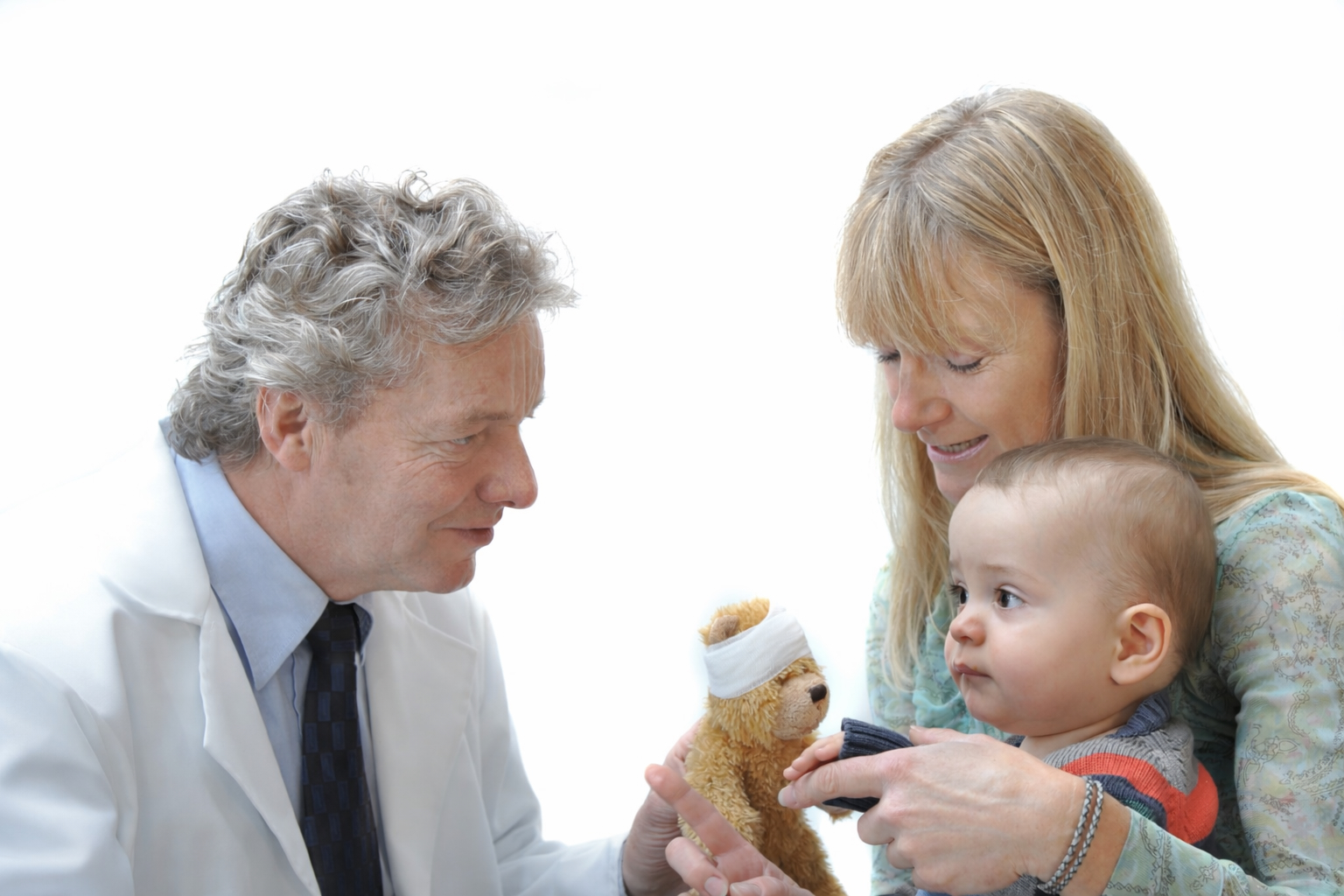 Arzt im Gespräch mit Mutter und Kind über digitale Patientenakte in der Praxis