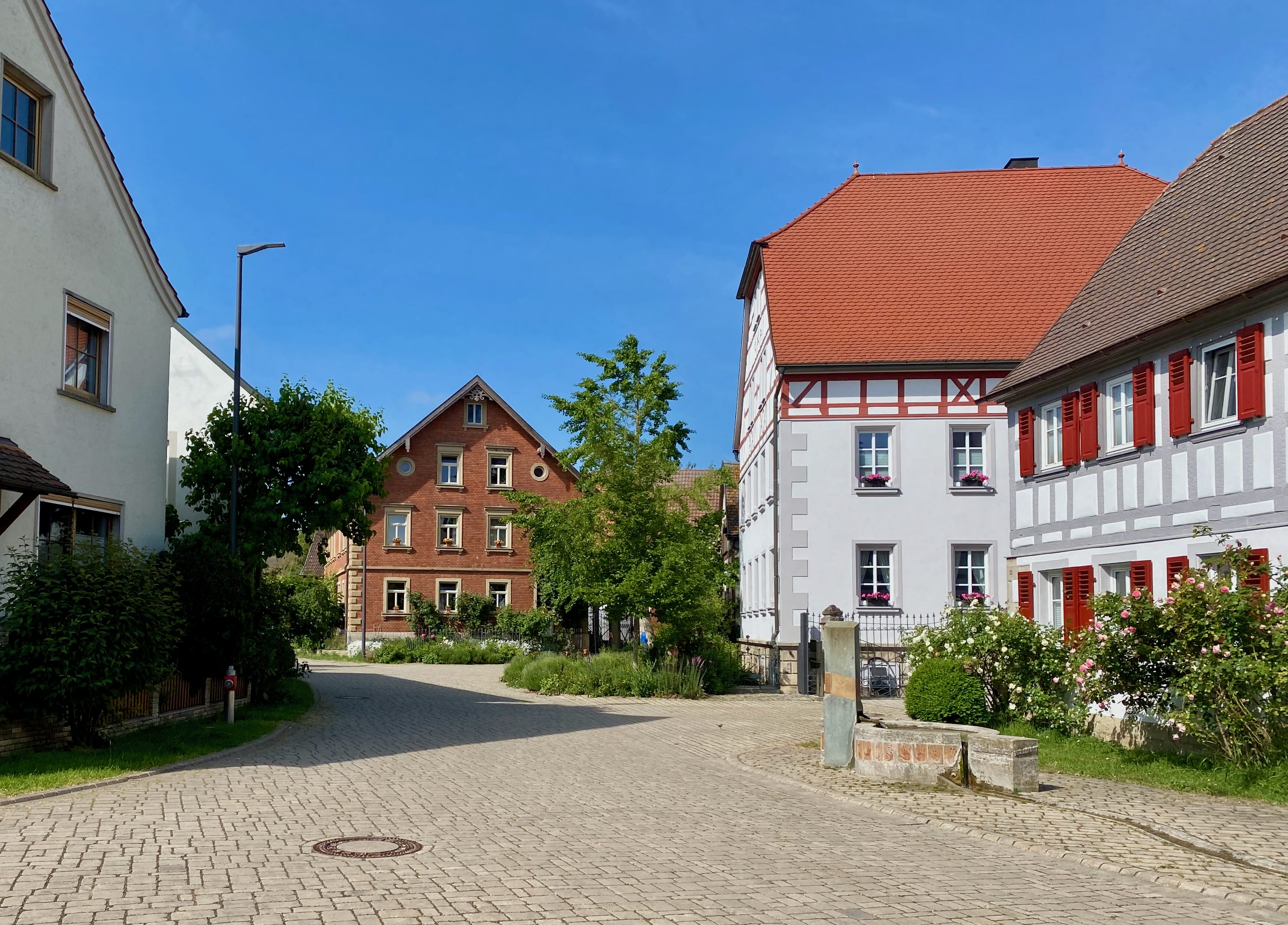 Ruhige Wohnstraße mit gepflegten Einfamilienhäusern und Gärten, attraktive Wohnimmobilie für Ärzte