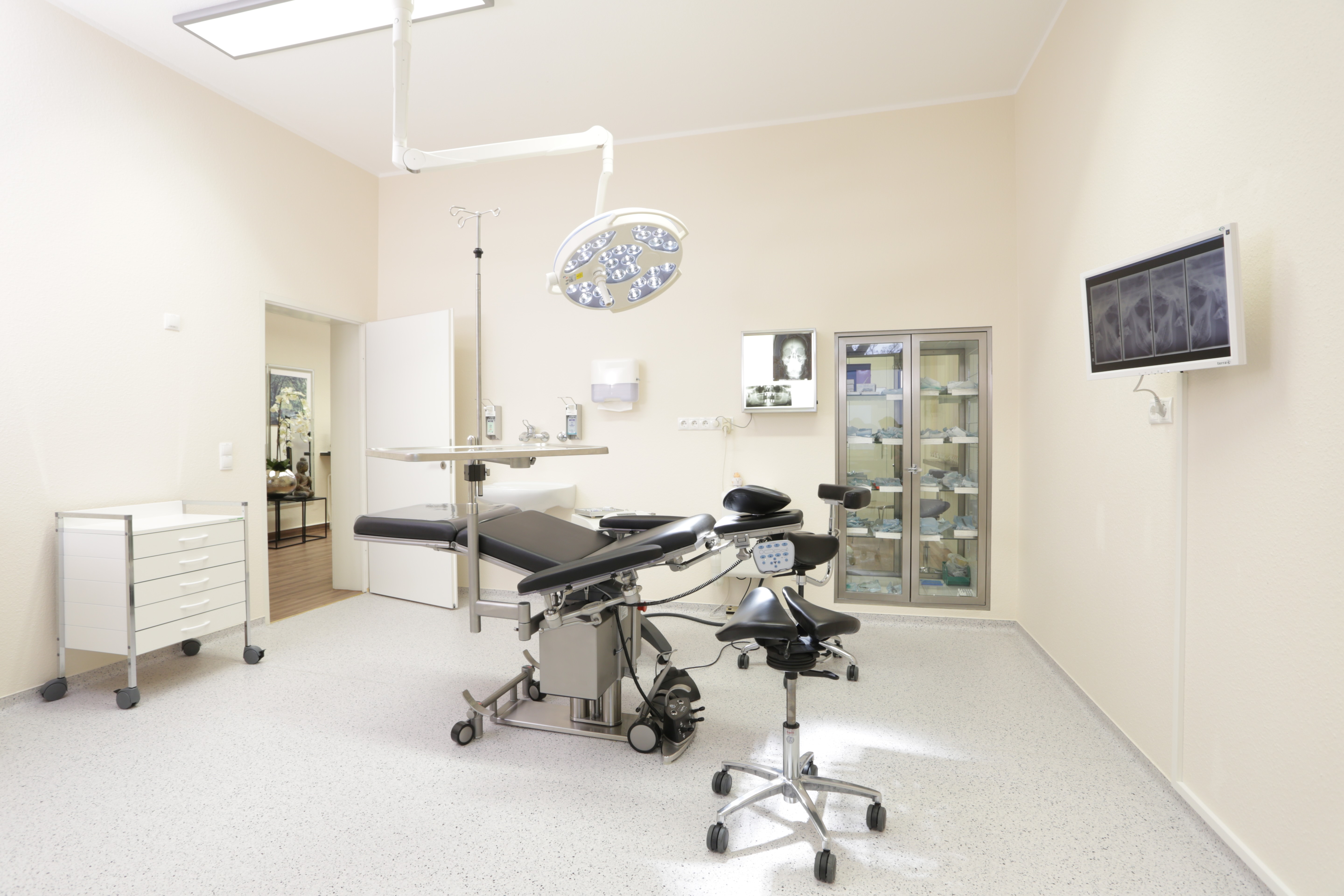 Medizinischer Eingriffsraum mit Behandlungseinheit in einer Arztpraxis vor der Praxisübergabe