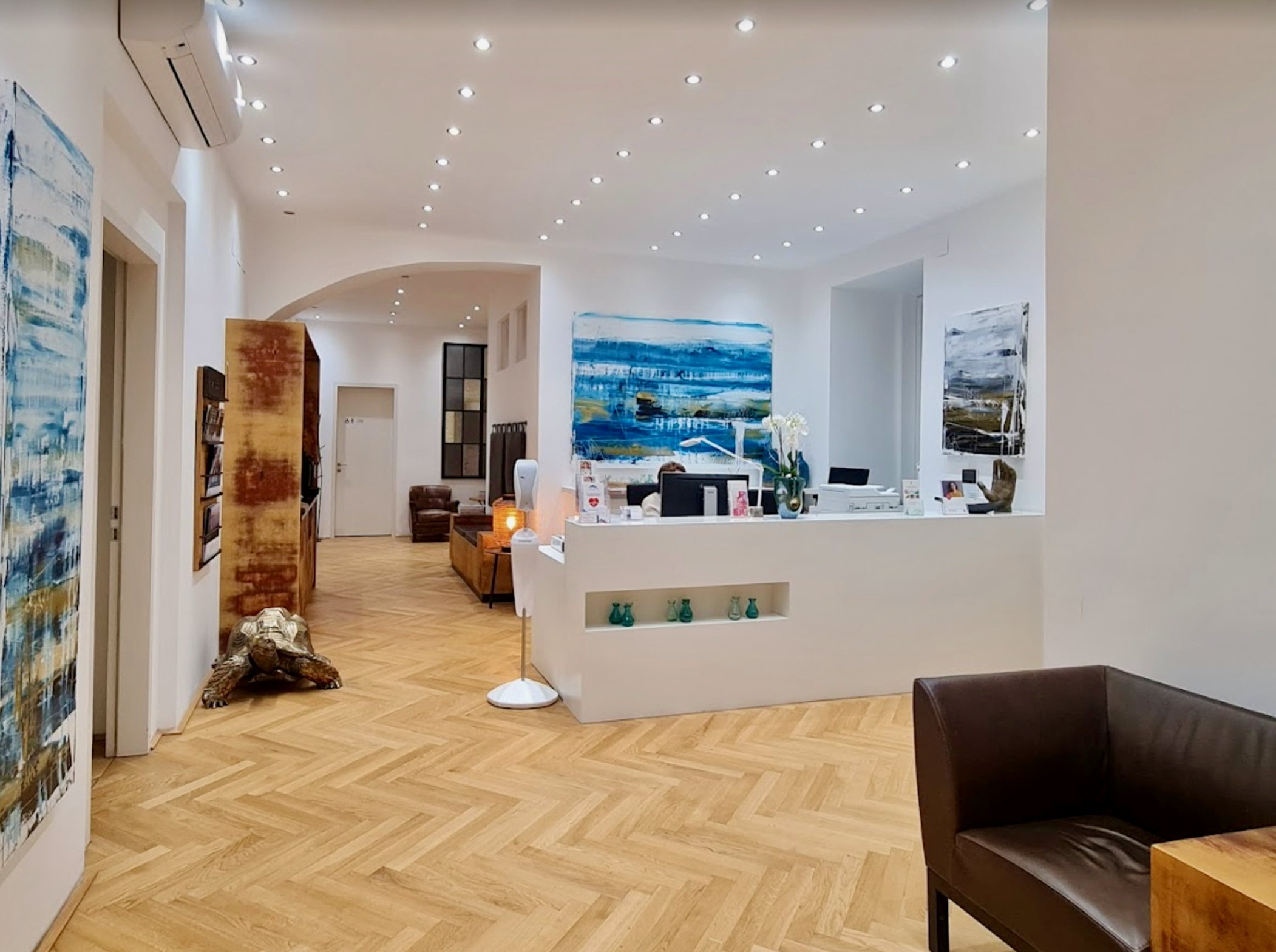 Moderner Empfangsbereich einer Arztpraxis vor der Praxisübergabe