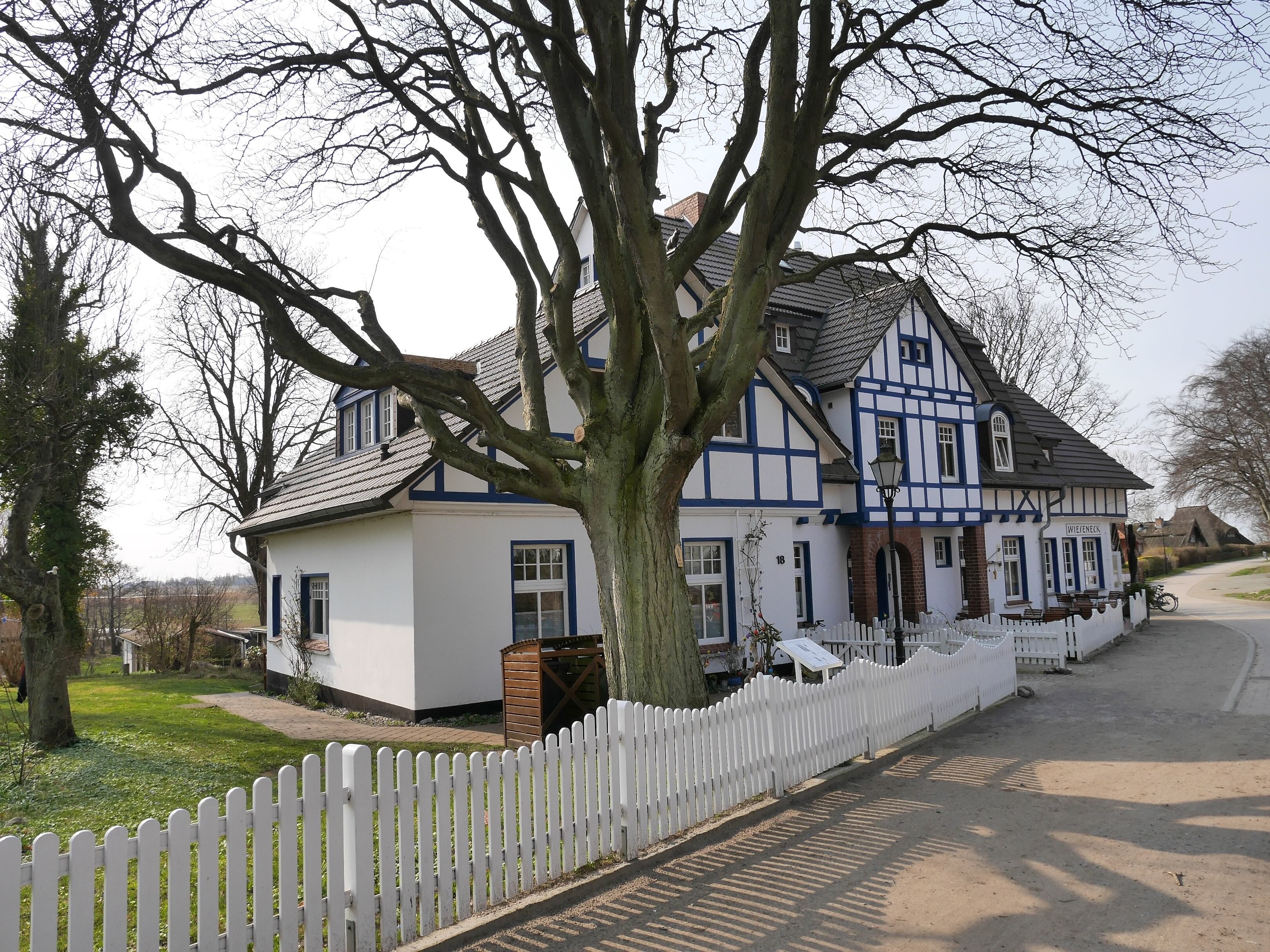 Freistehendes Einfamilienhaus im Landhausstil mit Garten in ruhiger, naturnaher Wohnlage, geeignet für Ärzte