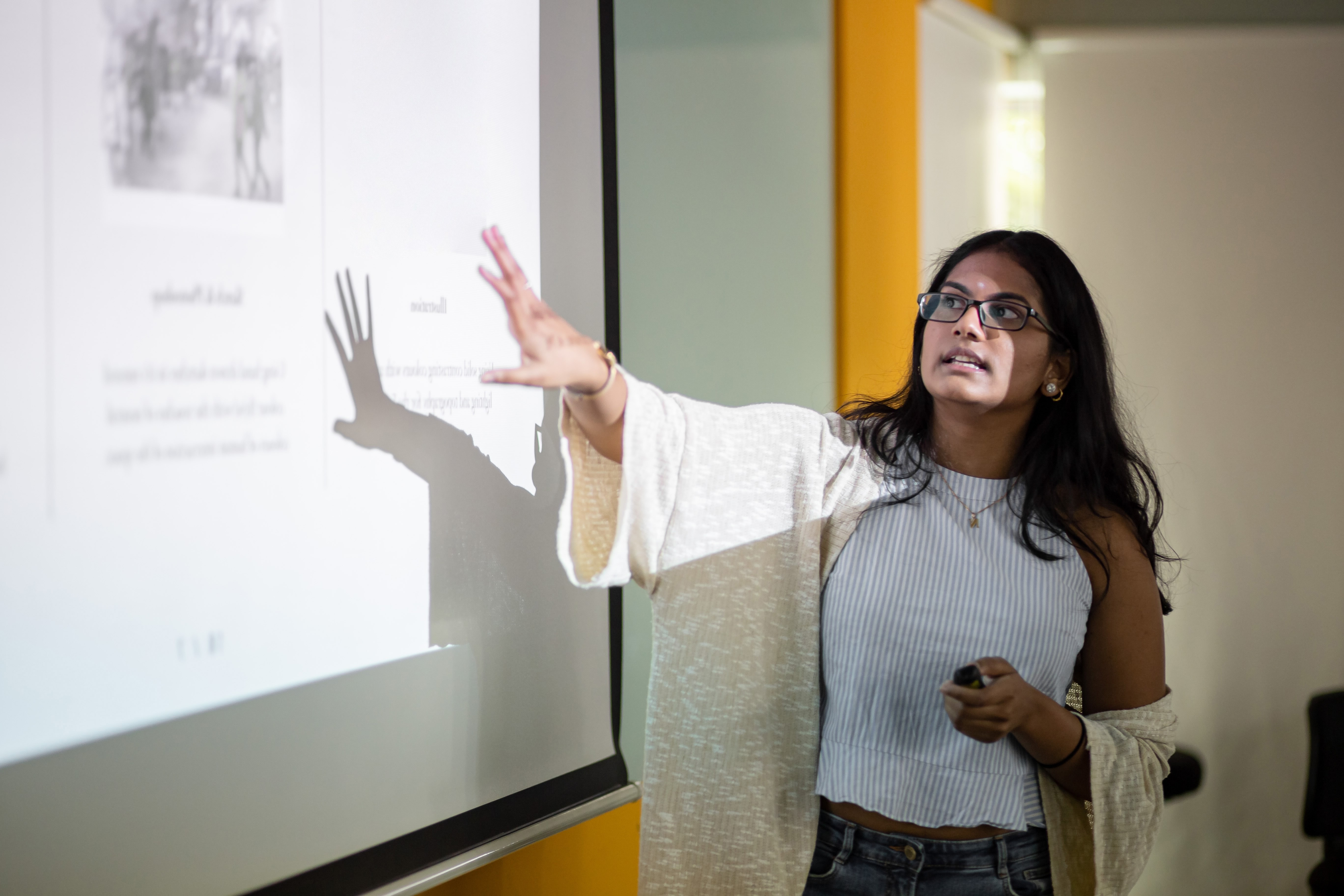 Medizinstudentin hält Präsentation im Universitätsseminar während ihres Medizinstudiums