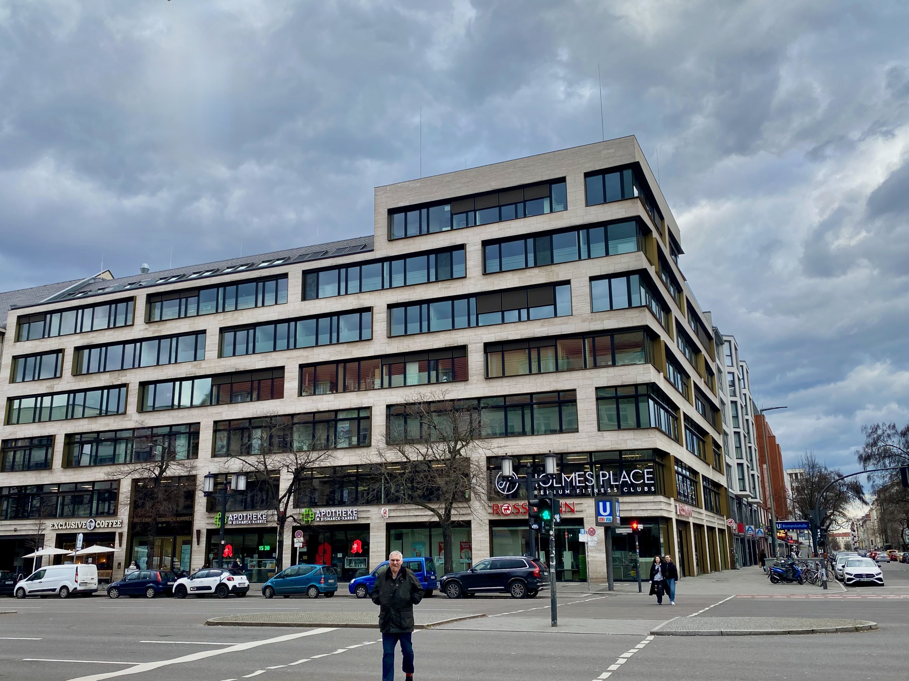 Großes modernes Gebäude mit Gewerbeflächen im Erdgeschoss in urbaner Innenstadtlage, geeignet als Wohnimmobilie für Ärzte