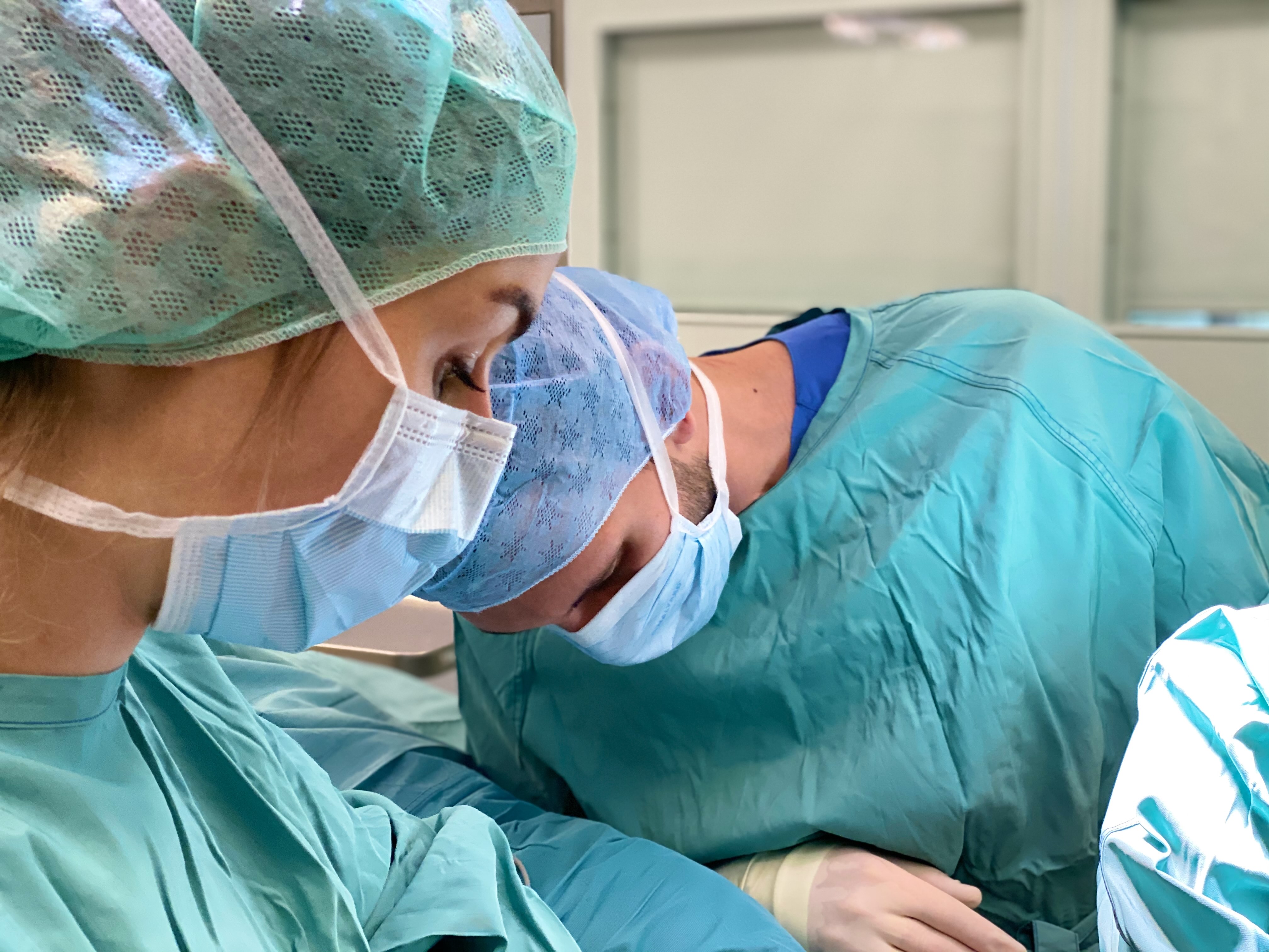 Medizinstudierende im OP – PJ Stelle im Krankenhaus