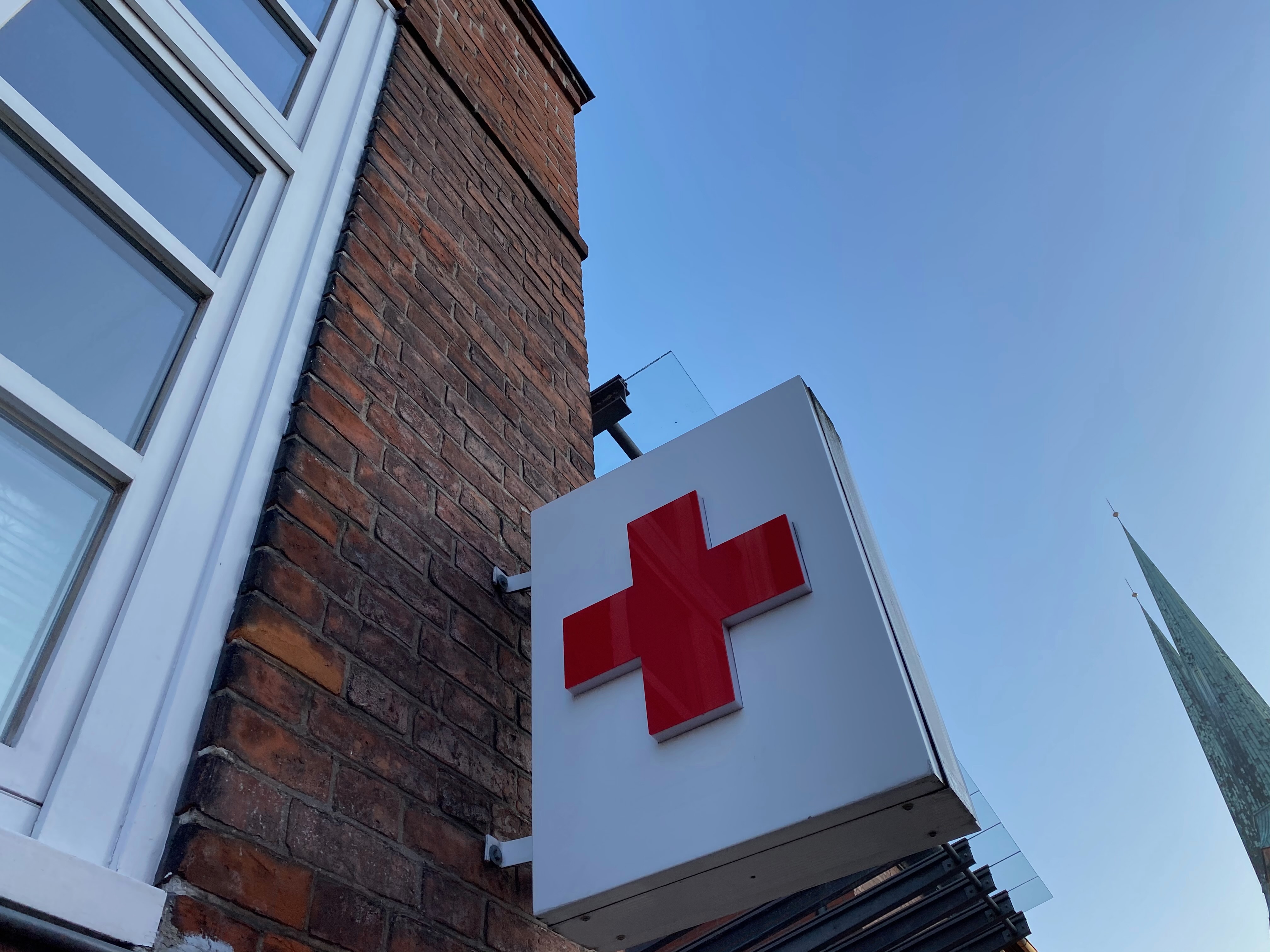 Klinikgebäude mit rotem Kreuz - Einsatz im Praktischen Jahr (PJ)