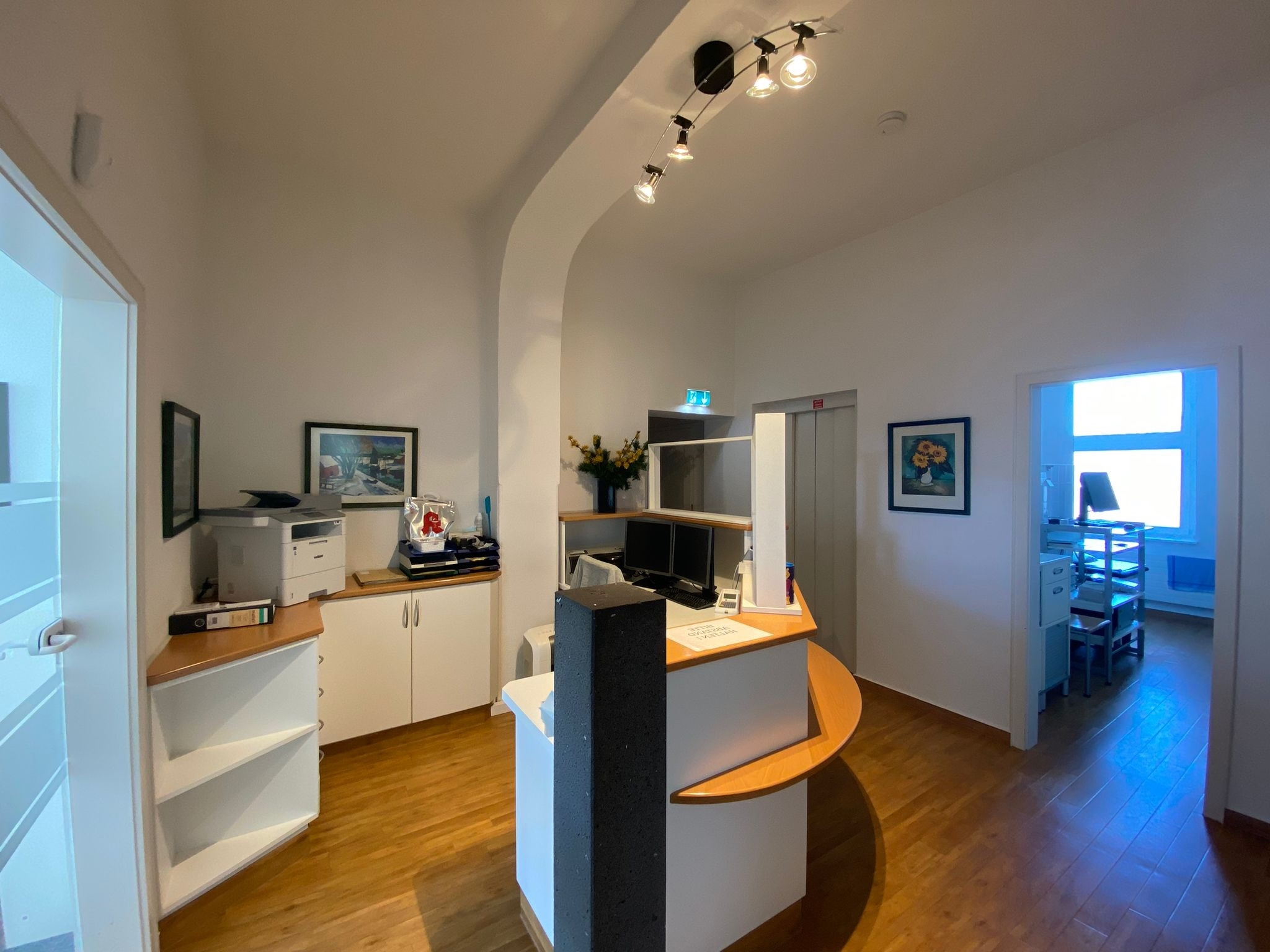 Praxisabgabe - klassischer Empfangsbereich in einer bestehenden Arztpraxis mit Büroeinrichtung