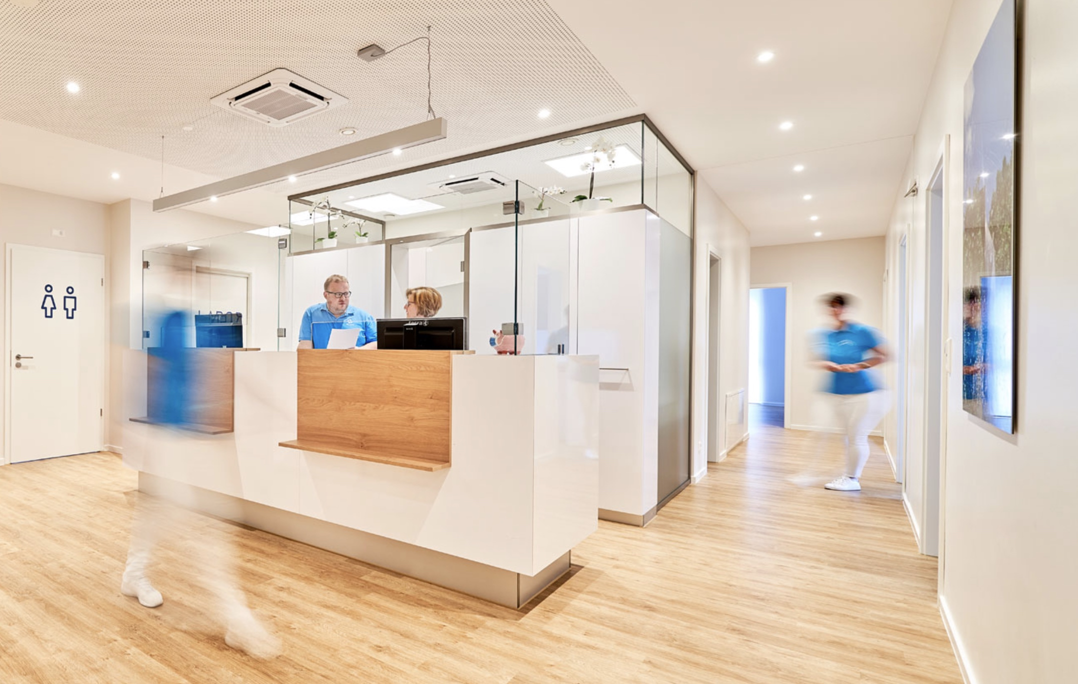 Praxisabgabe - heller Empfangsbereich mit Team einer modernen Arztpraxis in Deutschland