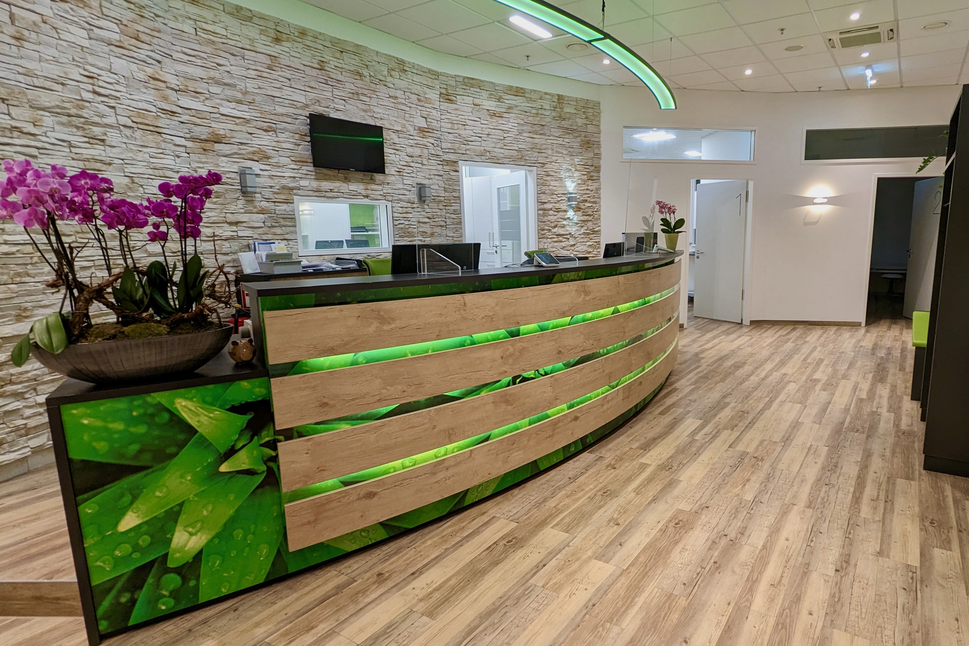 Praxisabgabe - moderner Empfangsbereich mit stilvoller Einrichtung für Praxisverkauf in Deutschland