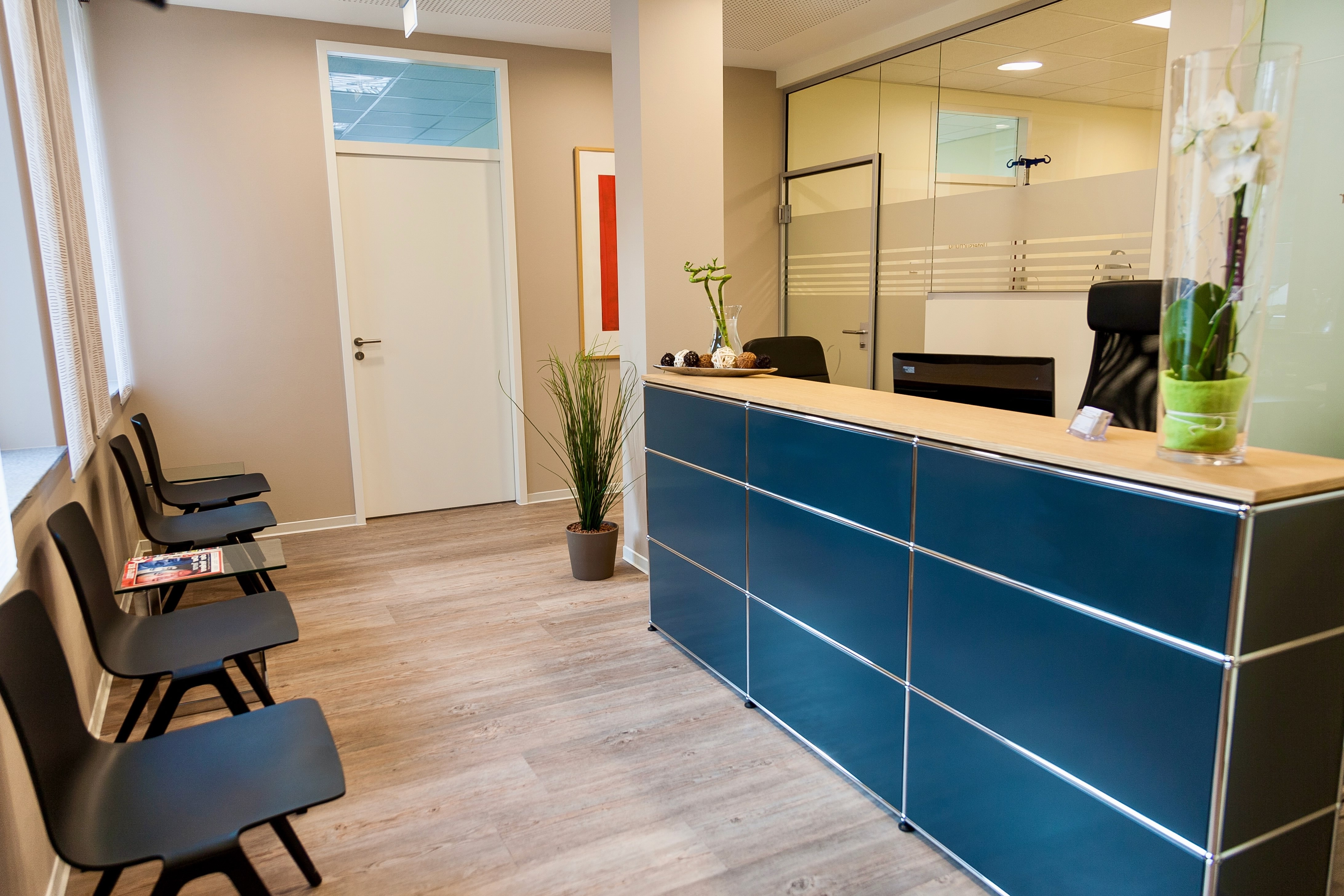 Praxisabgabe - Empfangstheke und Wartebereich in einer gepflegten, modernen Arztpraxis