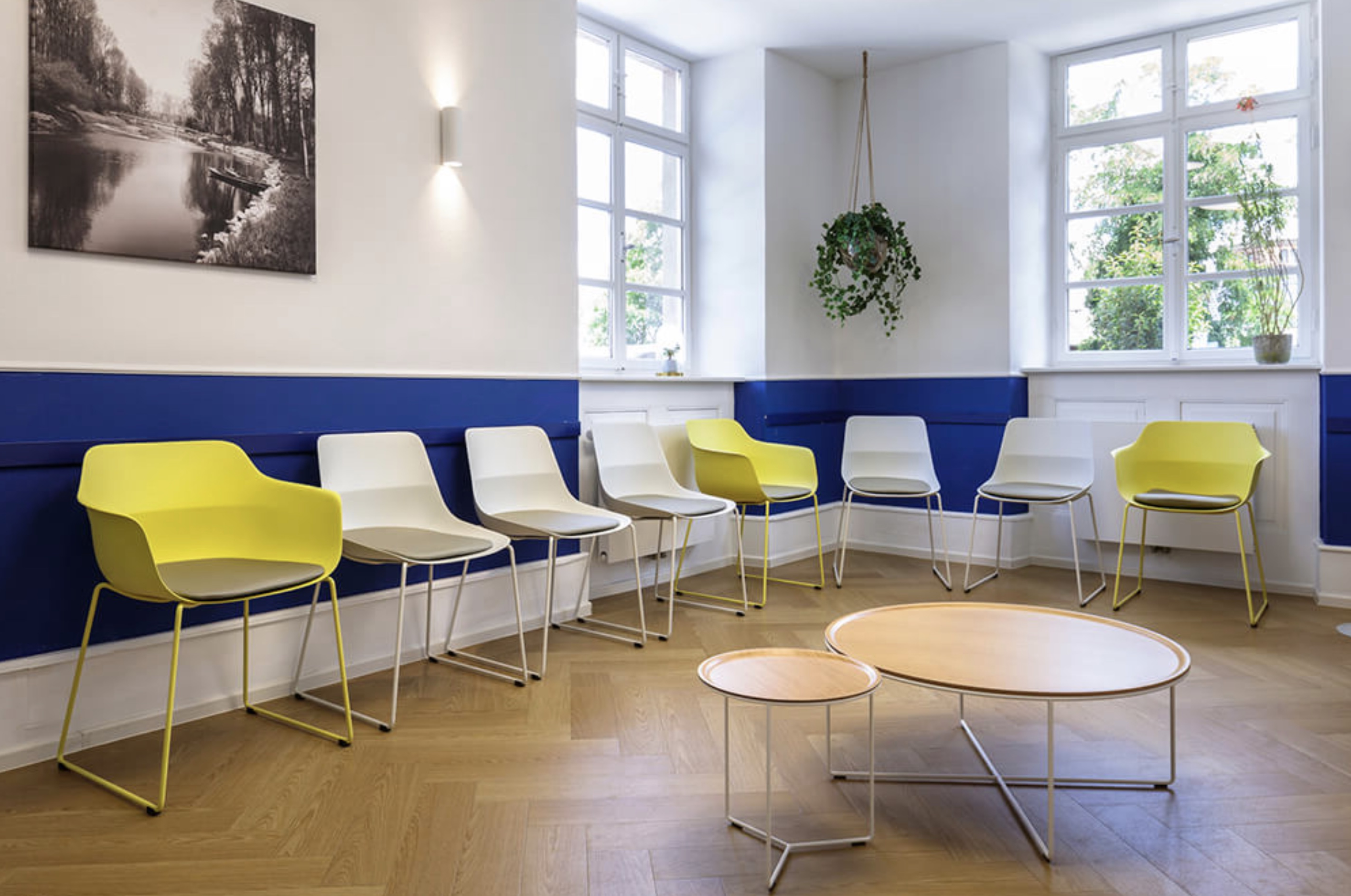 Praxisabgabe - helles Wartezimmer mit modernen gelben und weißen Stühlen in einer Arztpraxis