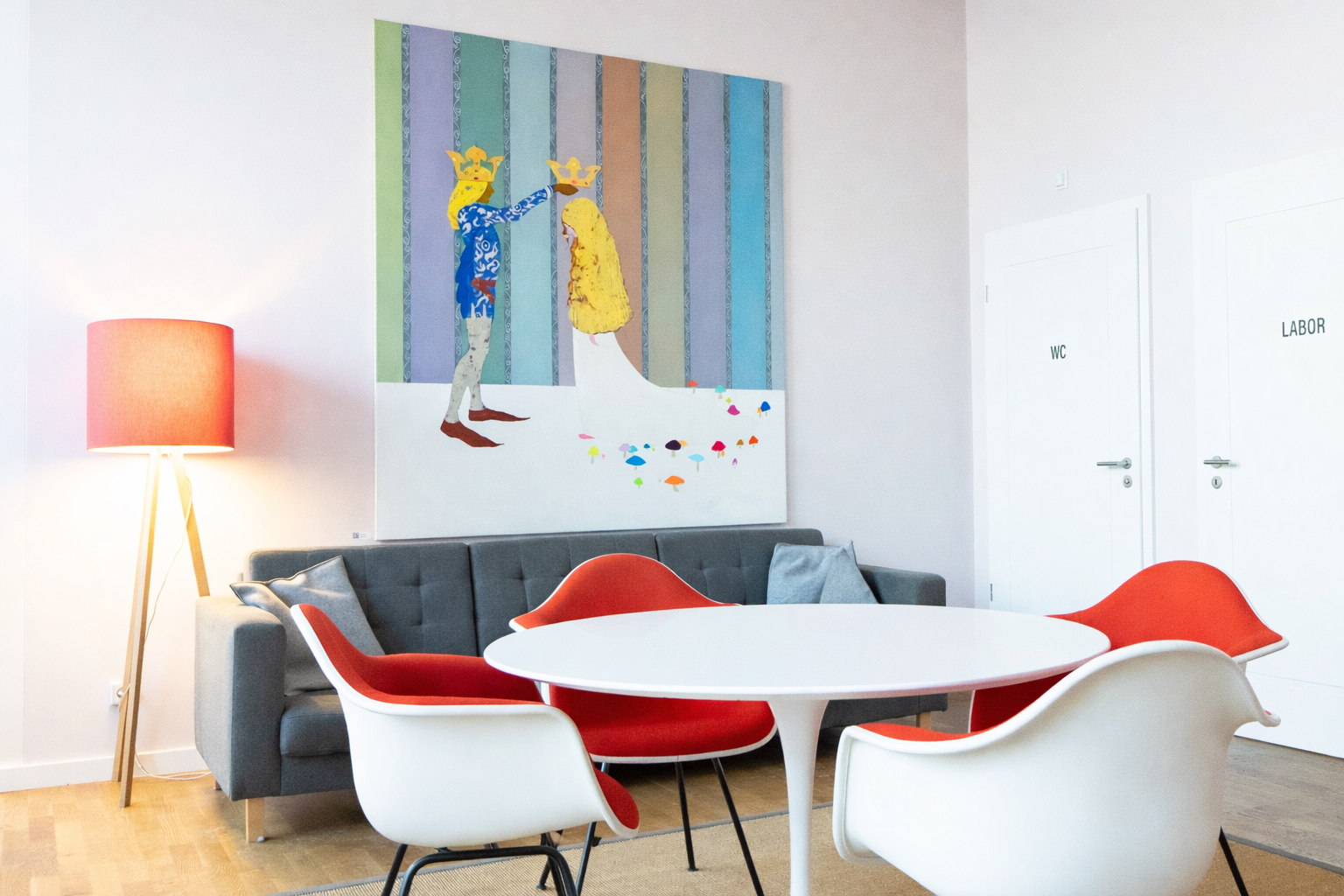 Praxisabgabe - Wartezimmer einer hellen, modern eingerichteten Arztpraxis mit klarer Raumstruktur