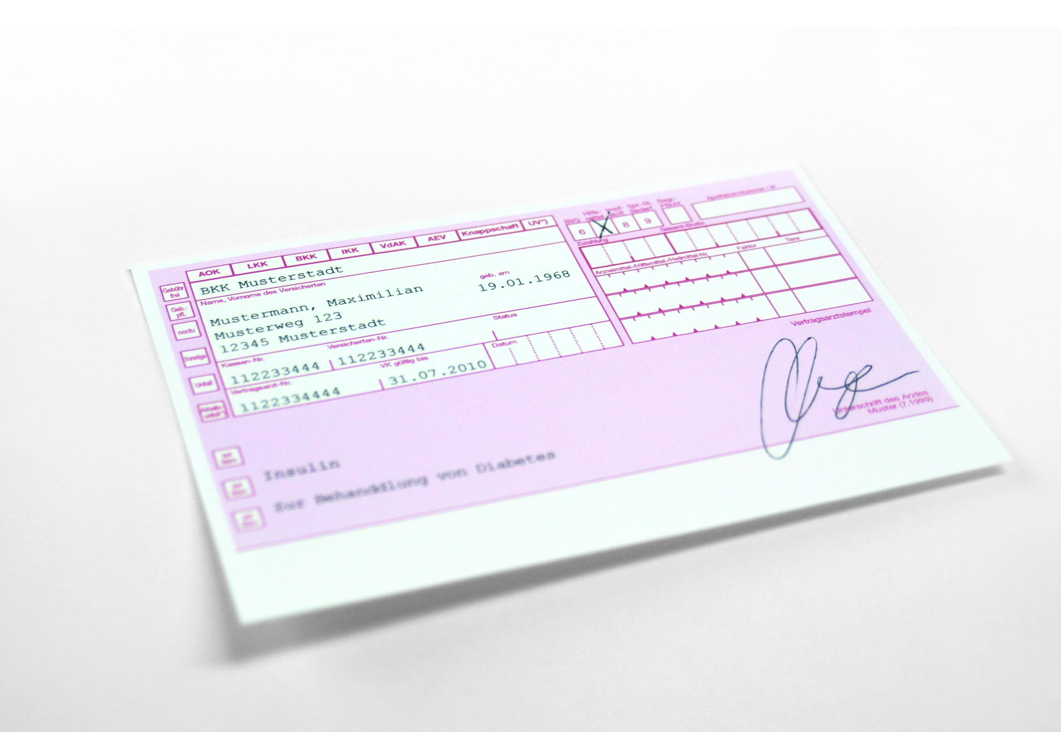 usgefülltes rosa Rezeptformular auf weißem Hintergrund - Symbolbild für digitale Prozesse in der Arztpraxis durch moderne Praxissoftware und Doctolib