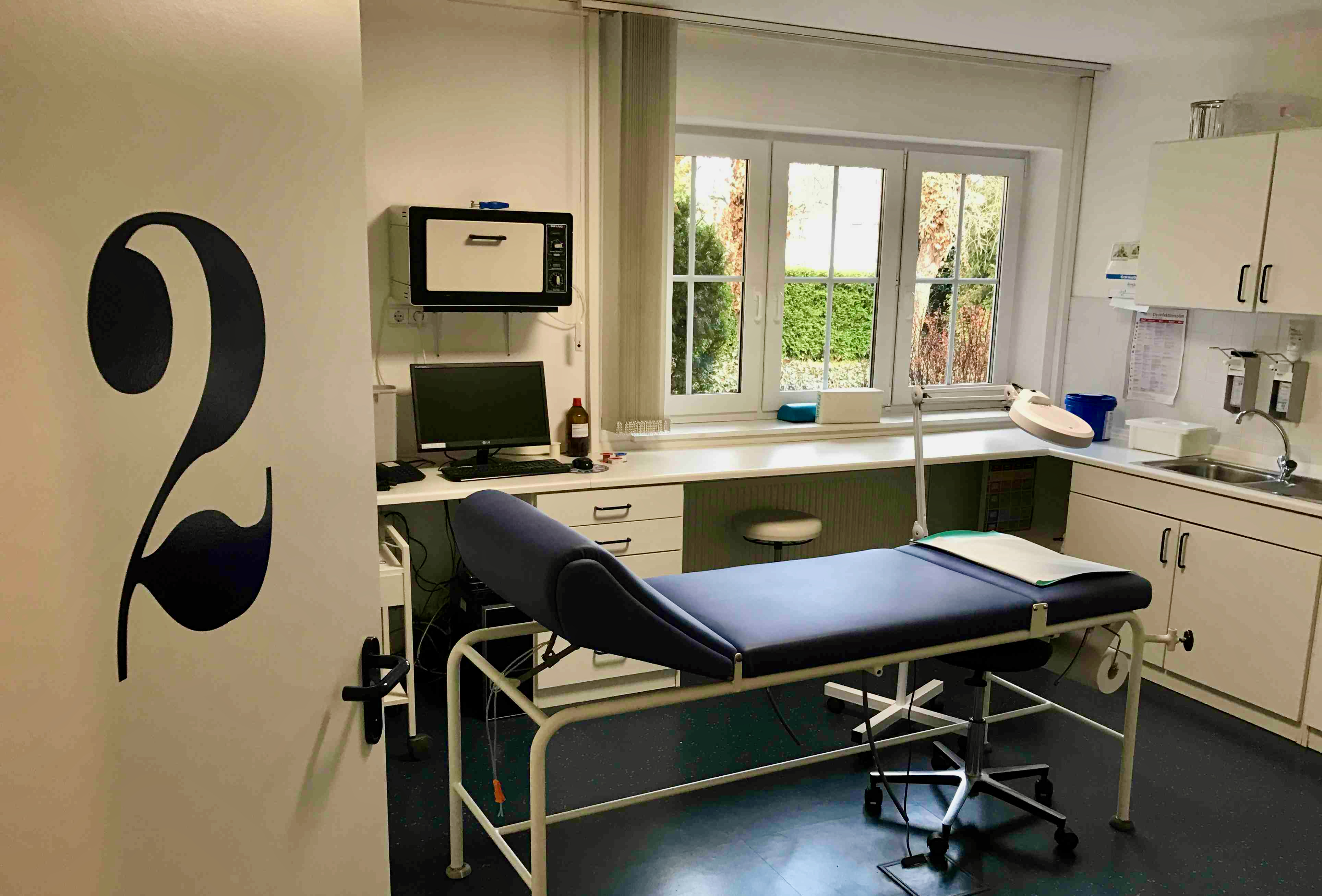 Praxisübernahme einer Arztpraxis mit modernem Behandlungszimmer und Untersuchungsraum