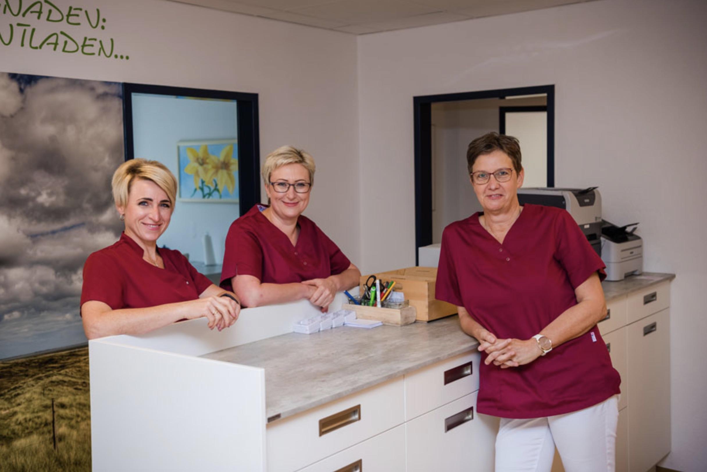 Team einer Arztpraxis am Empfang im Rahmen einer Praxisvertretung