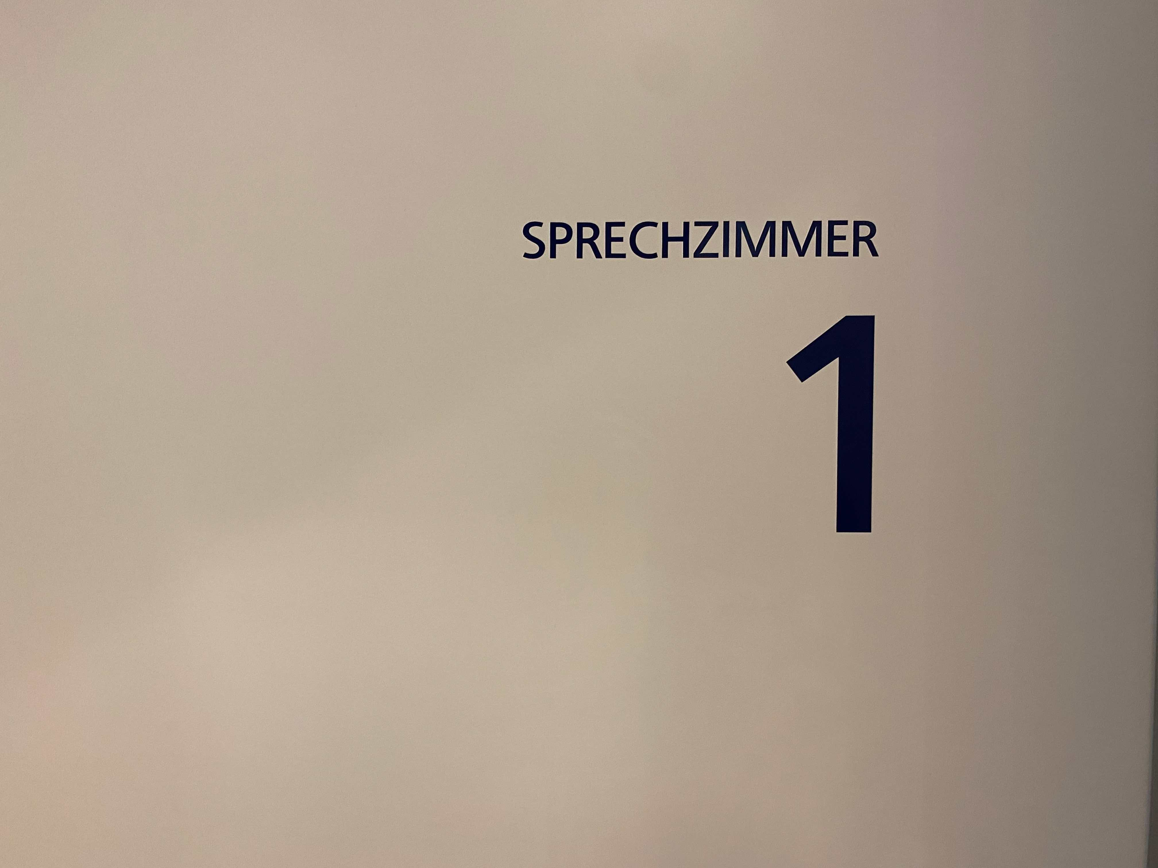 Sprechzimmer 1 in einer Arztpraxis vor der Praxisübergabe