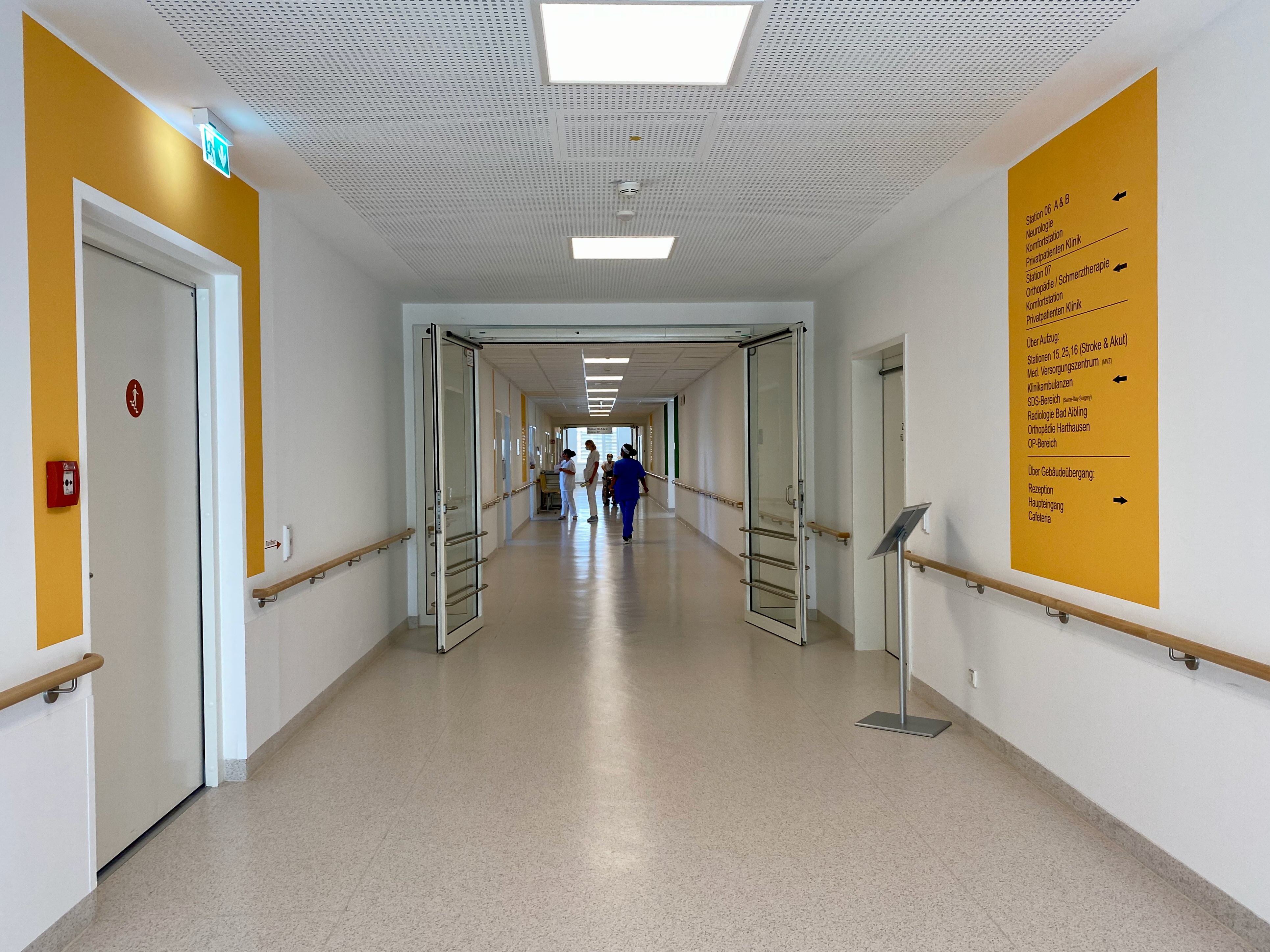 Moderner Krankenhausflur mit medizinischem Team - Stellengesuch: Arzt sucht Anstellung in Klinik oder Krankenhaus