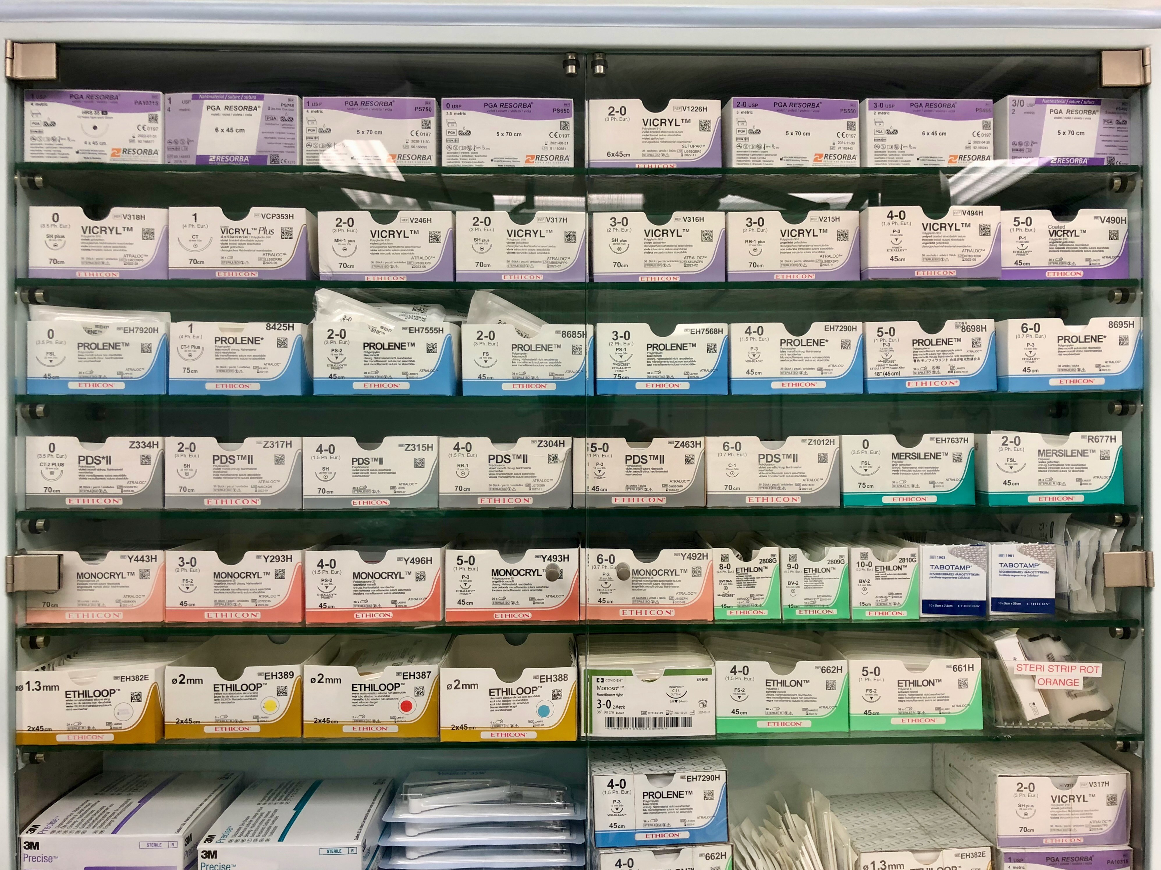 Materialschrank mit chirurgischem Nahtmaterial im Krankenhaus - Stellengesuch: Arzt sucht Anstellung in Klinik oder Krankenhaus