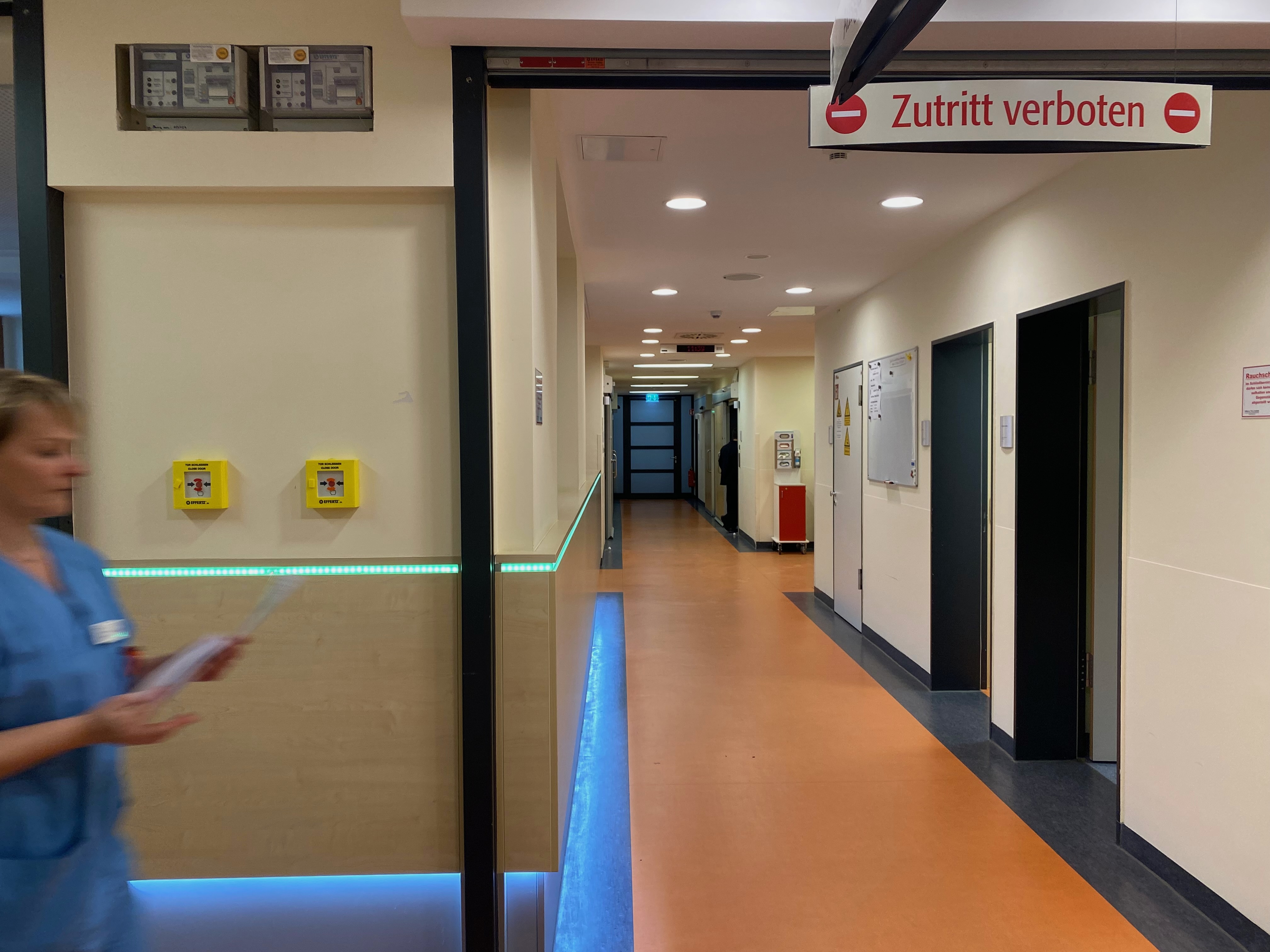 Krankenhausflur mit medizinischer Fachkraft - Stellengesuch Arzt sucht Anstellung in Klinik oder Krankenhaus