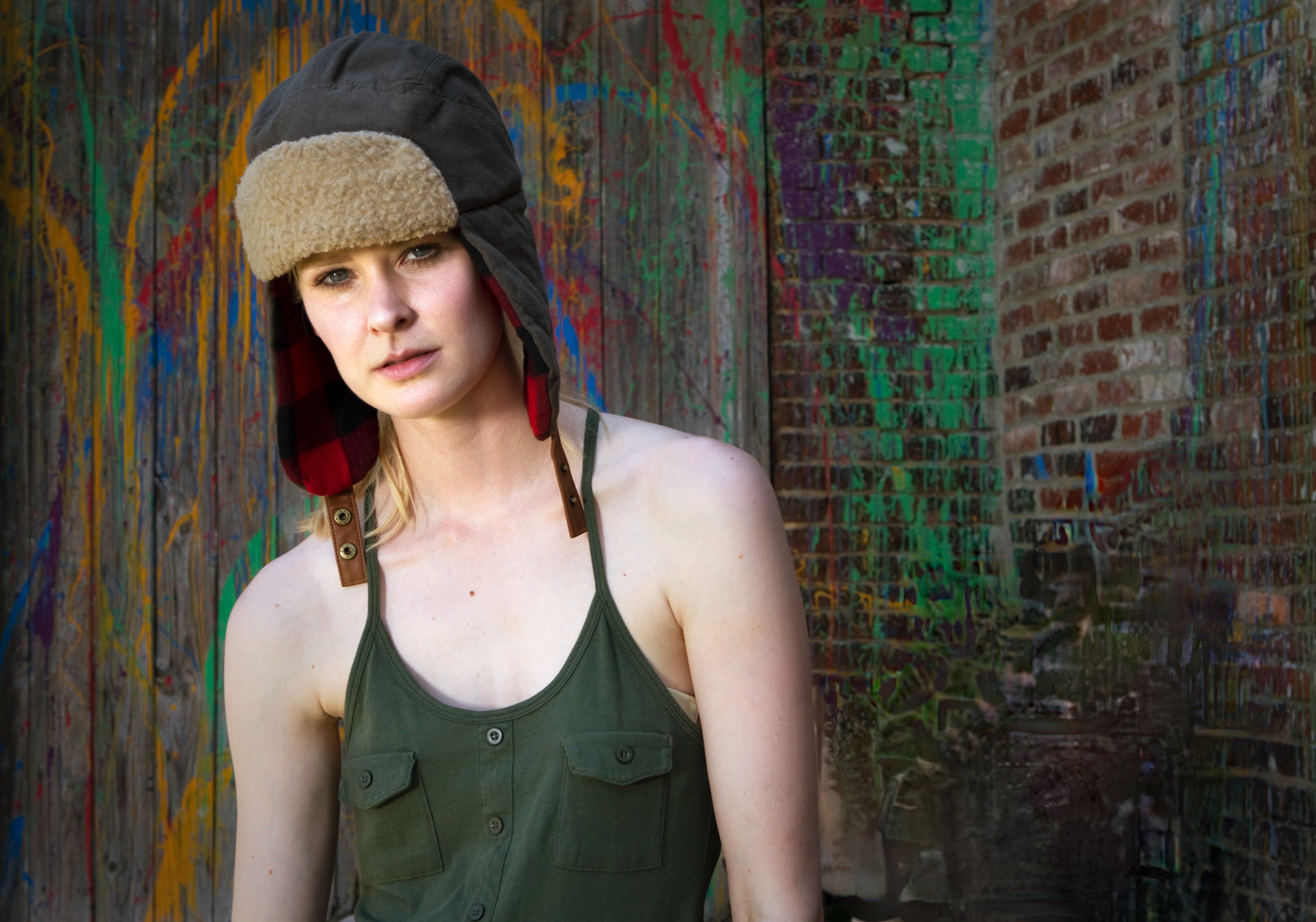 unge Studentin im urbanen Umfeld – modernes Leben in einer Studentenunterkunft