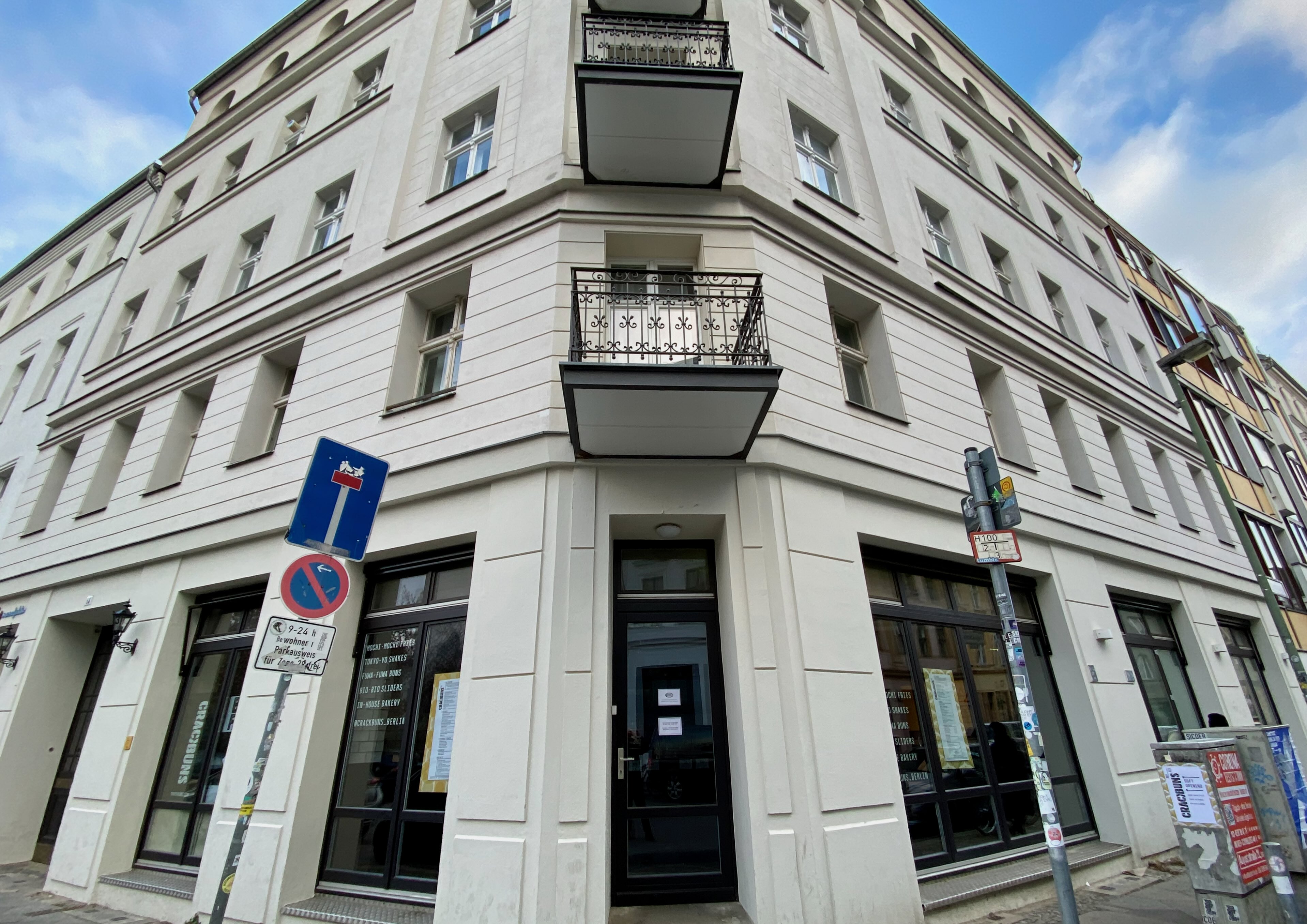 Mehrstöckiges Eckhaus mit Balkonen in urbaner Lage, geeignet als Wohnimmobilie für Ärzte