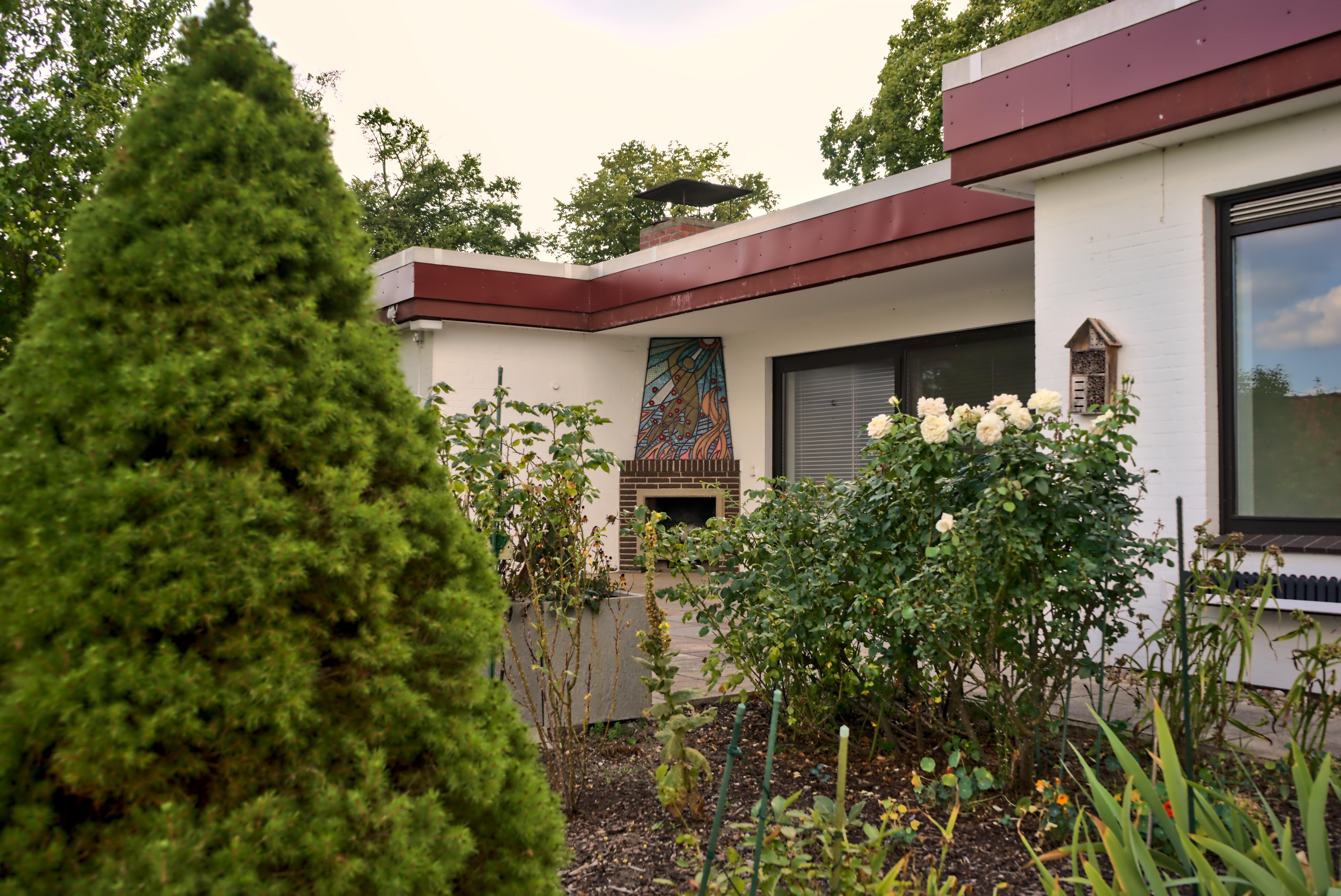 geraeumiger-bungalow-mit-herrlicher-aussicht-ueber-die-elbe-als-praxis-fuer-einen-landarzt-zu-vermieten.jpg