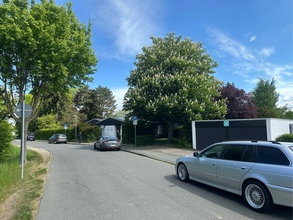 Patientenparkplätze entlang des Grundstückes (100m)