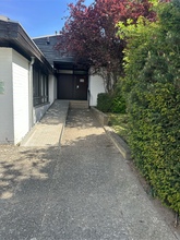 Eingang Hausarztpraxis mit Rampe