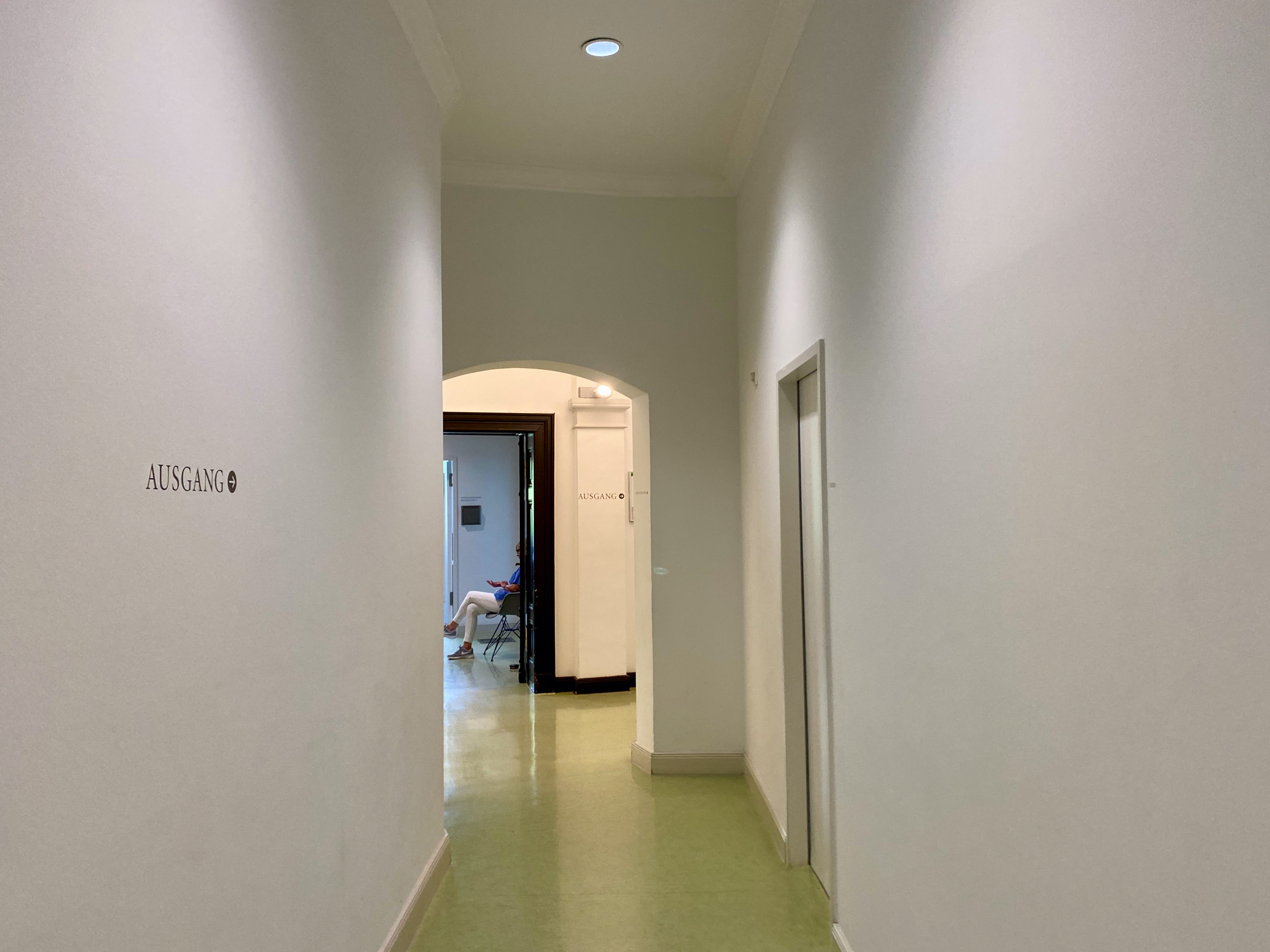 helles-and-neu-moebliertes-therapiezimmer-in-berlin-dahlem-zu-vermieten.jpeg