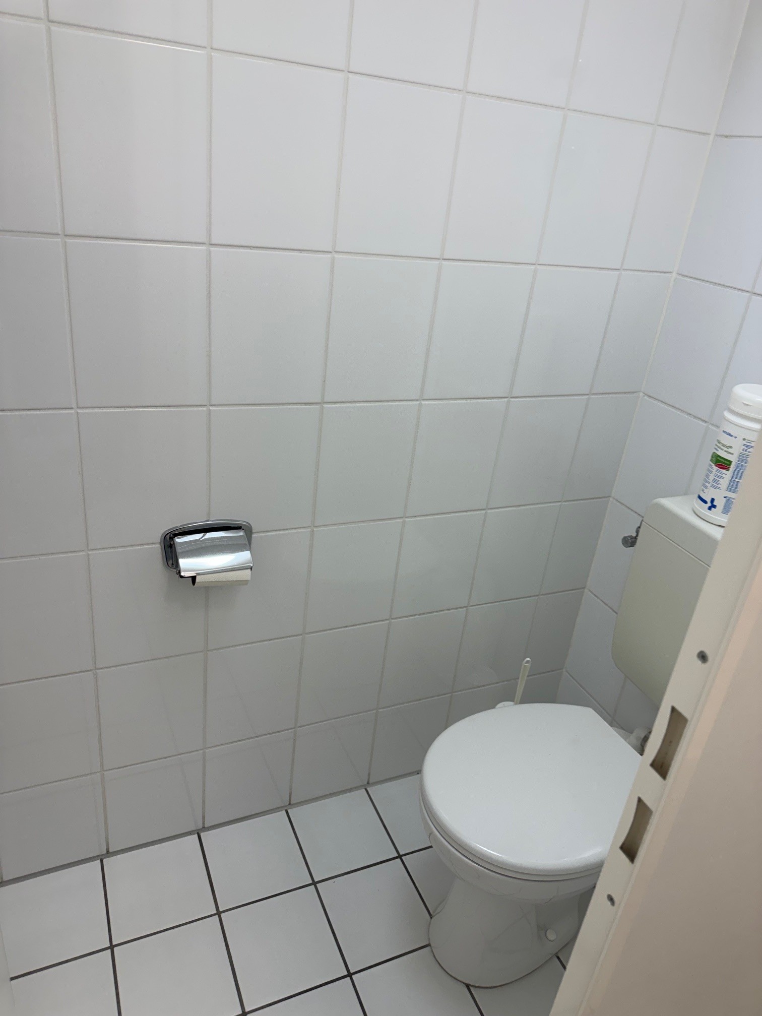 objektbeschreibung-die-zu-vermietenden-praxis-oder-bueroraeume-befindet-sich-im-erdgeschoss-in-einem-wohn.jpg