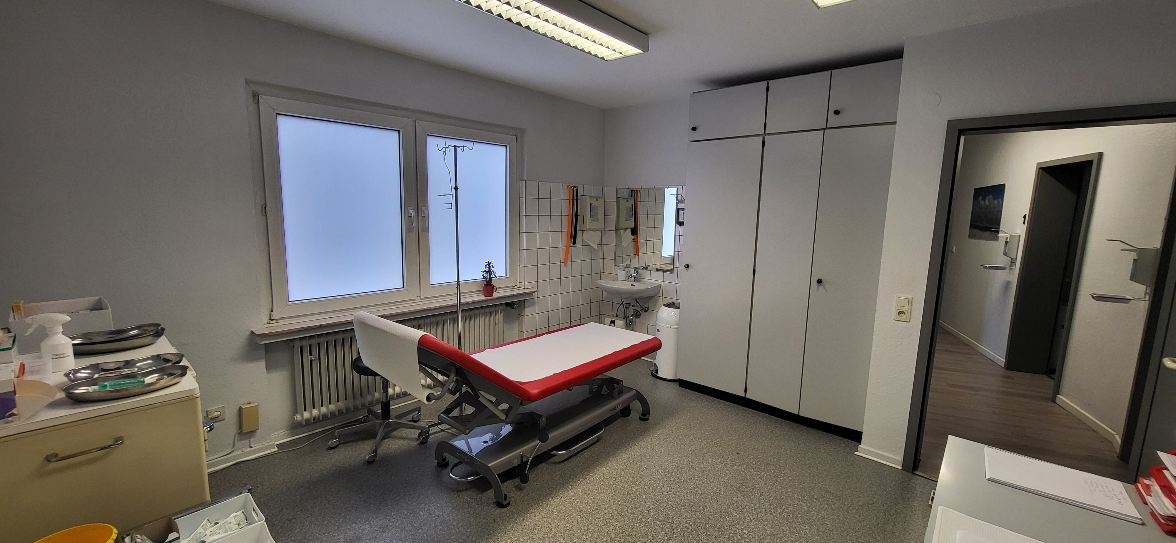 praxisetage-von-langjaehriger-hausarztpraxis-zu-verkaufen-45127-essen-deutschland.jpg