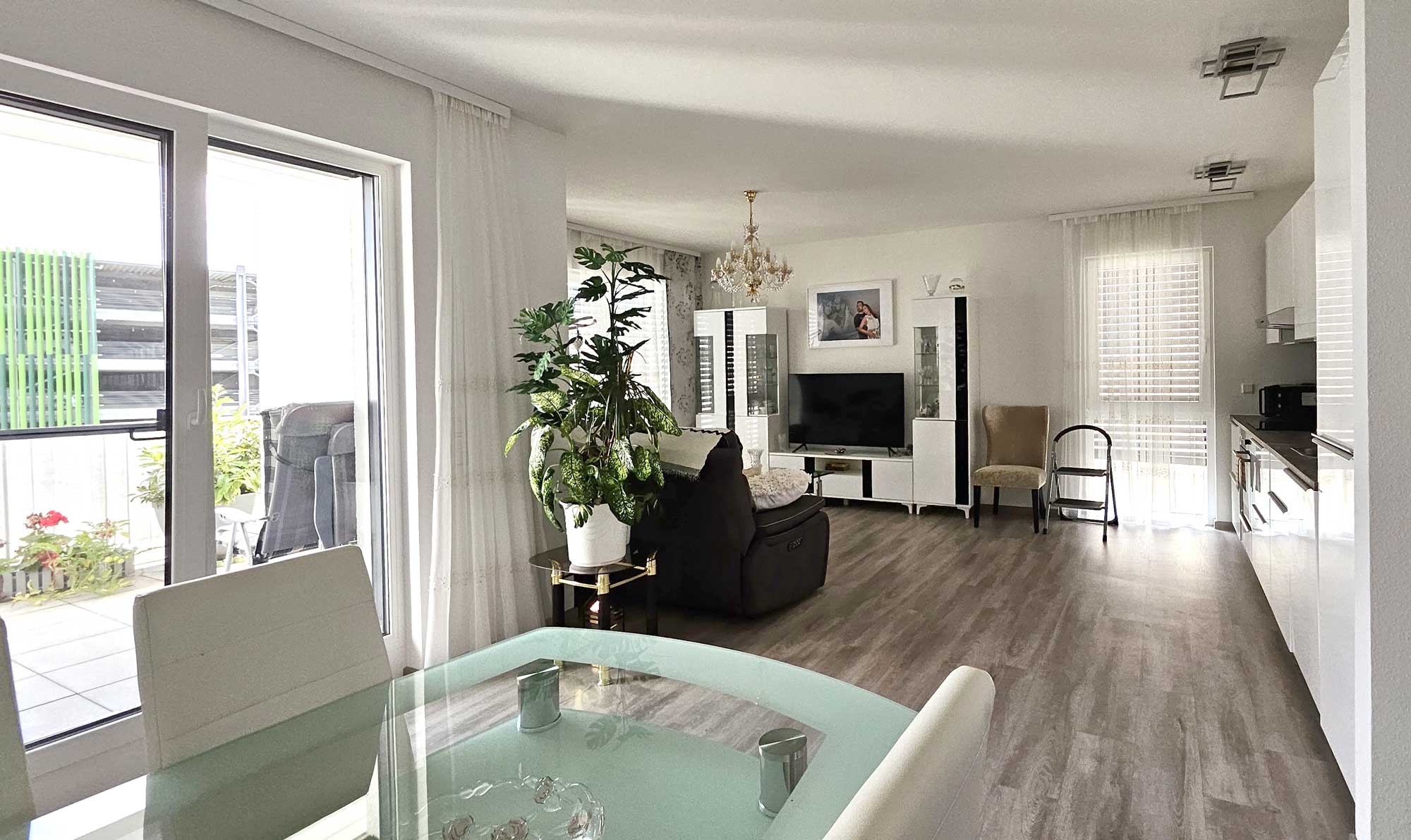 vollmoeblierte-helle-2-zimmer-wohnung-mit-gehobener-ausstattung-in-giessen.jpg