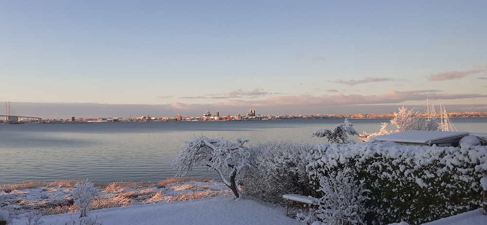 wohnhaus-auf-der-insel-ruegen-in-exklusiver-lage-mit-blick-auf-den-strelasund-und-die-hansestadt-stralsund-altefaehr.jpg