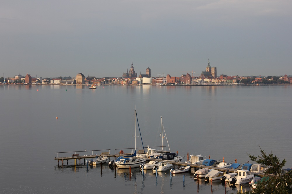 wohnhaus-auf-der-insel-ruegen-in-exklusiver-lage-mit-blick-auf-den-strelasund-und-die-hansestadt-stralsund-altefaehr.jpg