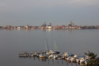 wohnhaus-auf-der-insel-ruegen-in-exklusiver-lage-mit-blick-auf-den-strelasund-und-die-hansestadt-stralsund-altefaehr