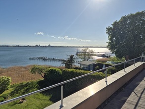 wohnhaus-auf-der-insel-ruegen-in-exklusiver-lage-mit-blick-auf-den-strelasund-und-die-hansestadt-stralsund-altefaehr