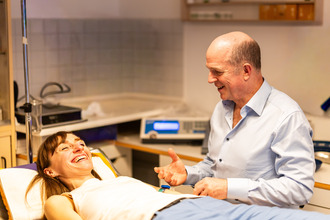 kostenfreie-kollegenbehandlung-fuer-aerzt-innen-behandler-innen-jenseits-von-funktionieren