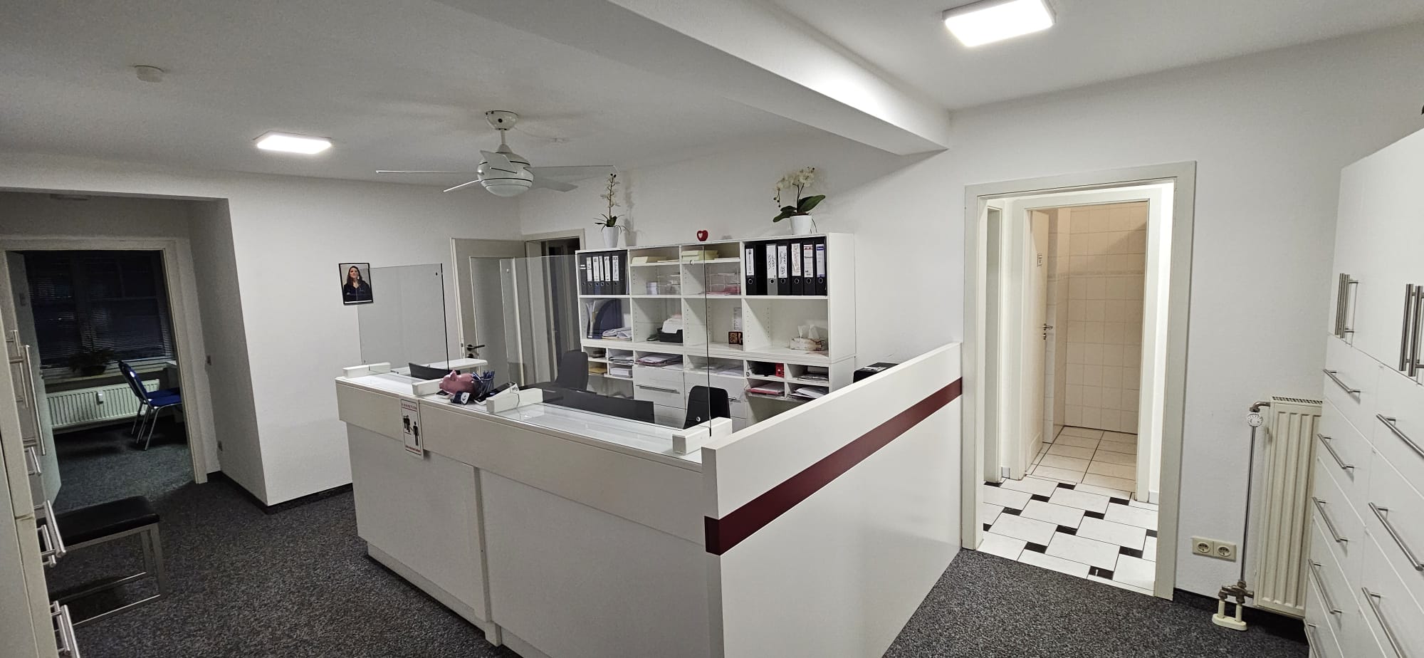 hausartztpraxis-auf-110m-bestehend-aus-warteraum-rezeption.jpeg